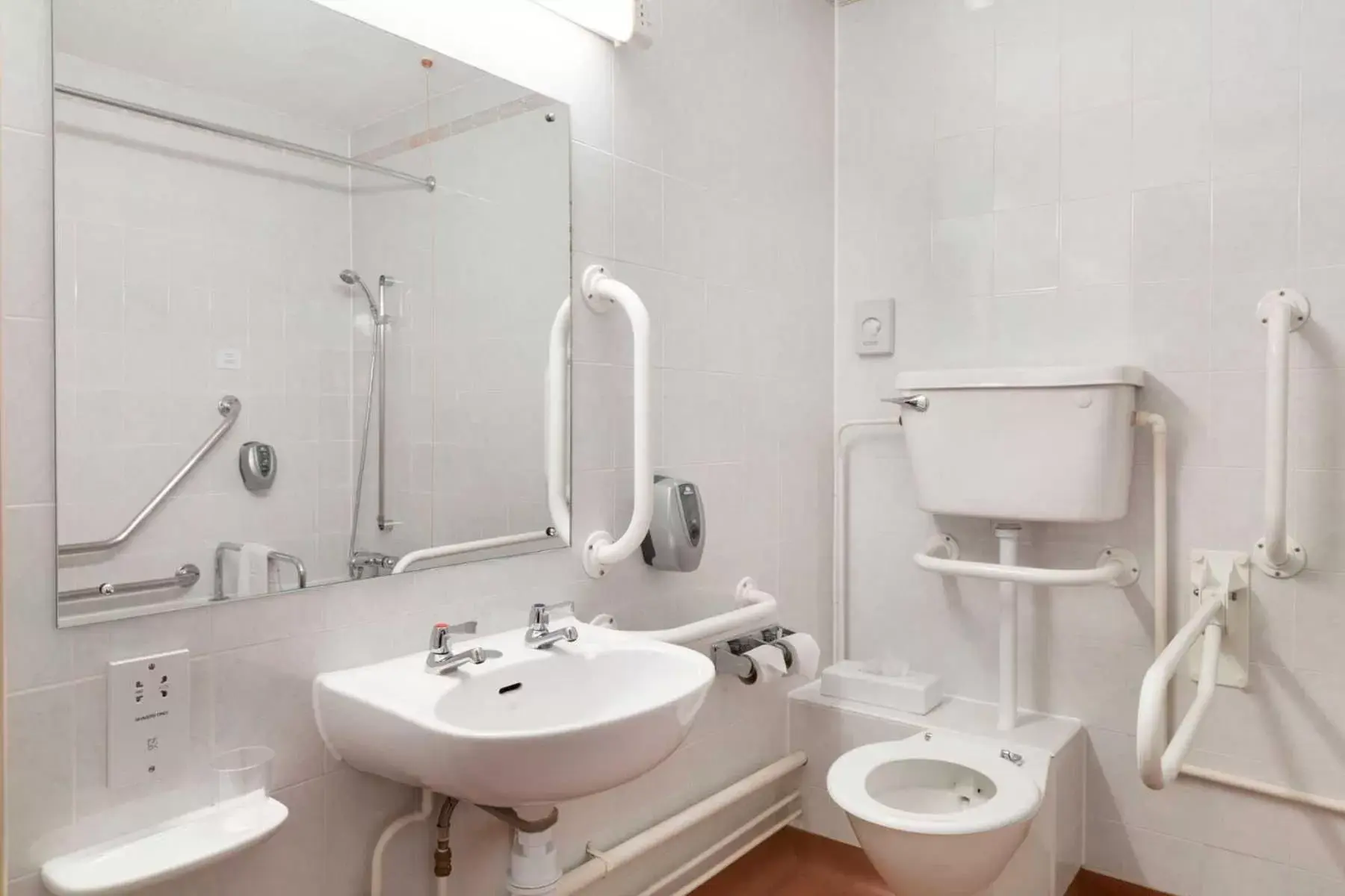 Bathroom in Days Inn Southampton Rownhams