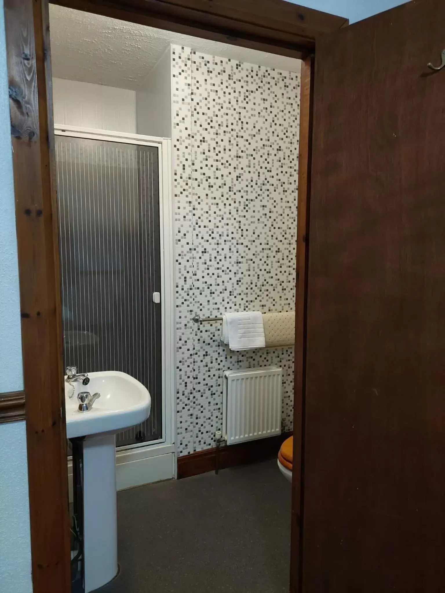 Bathroom in Twa Dogs Inn
