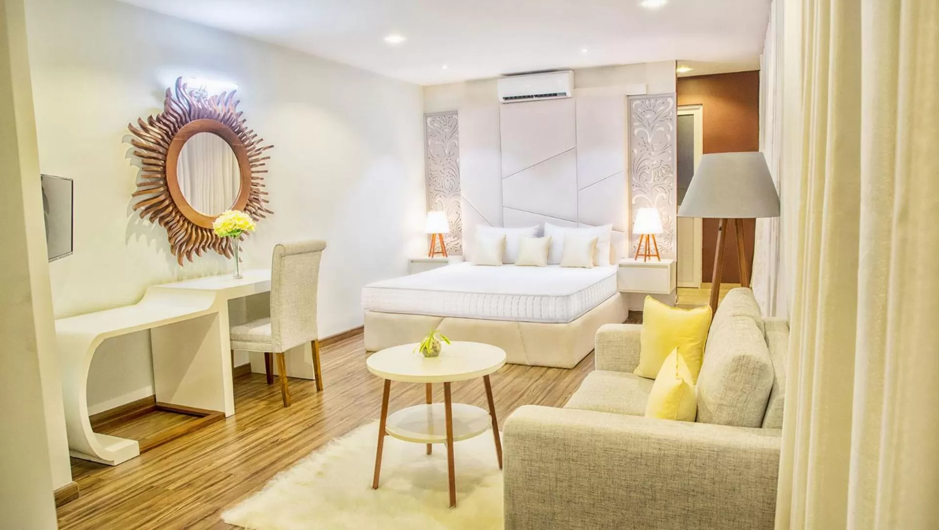 Bed in Opulent River Face Hotel