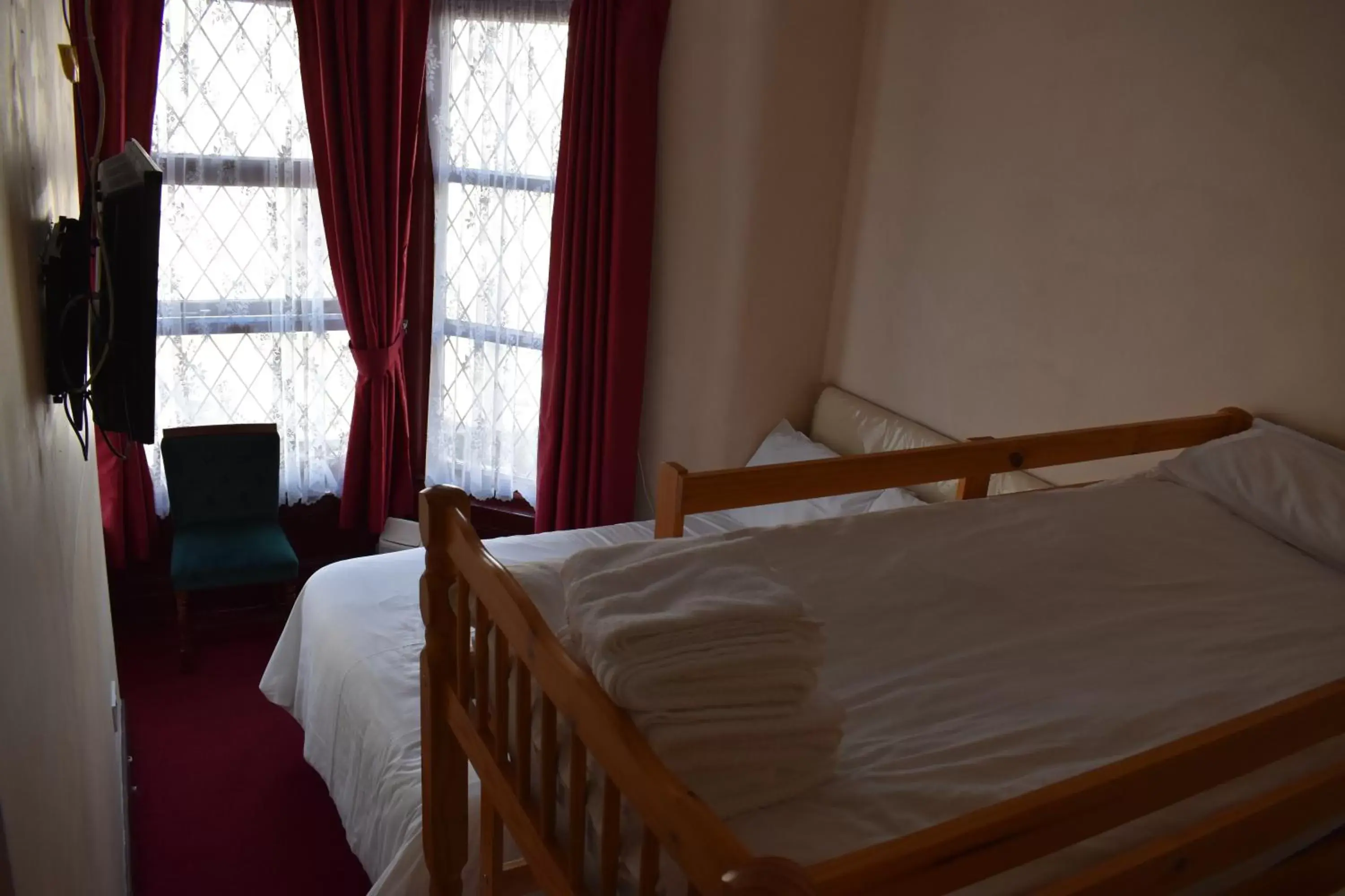 Bedroom, Bed in Lyndhurst Hotel