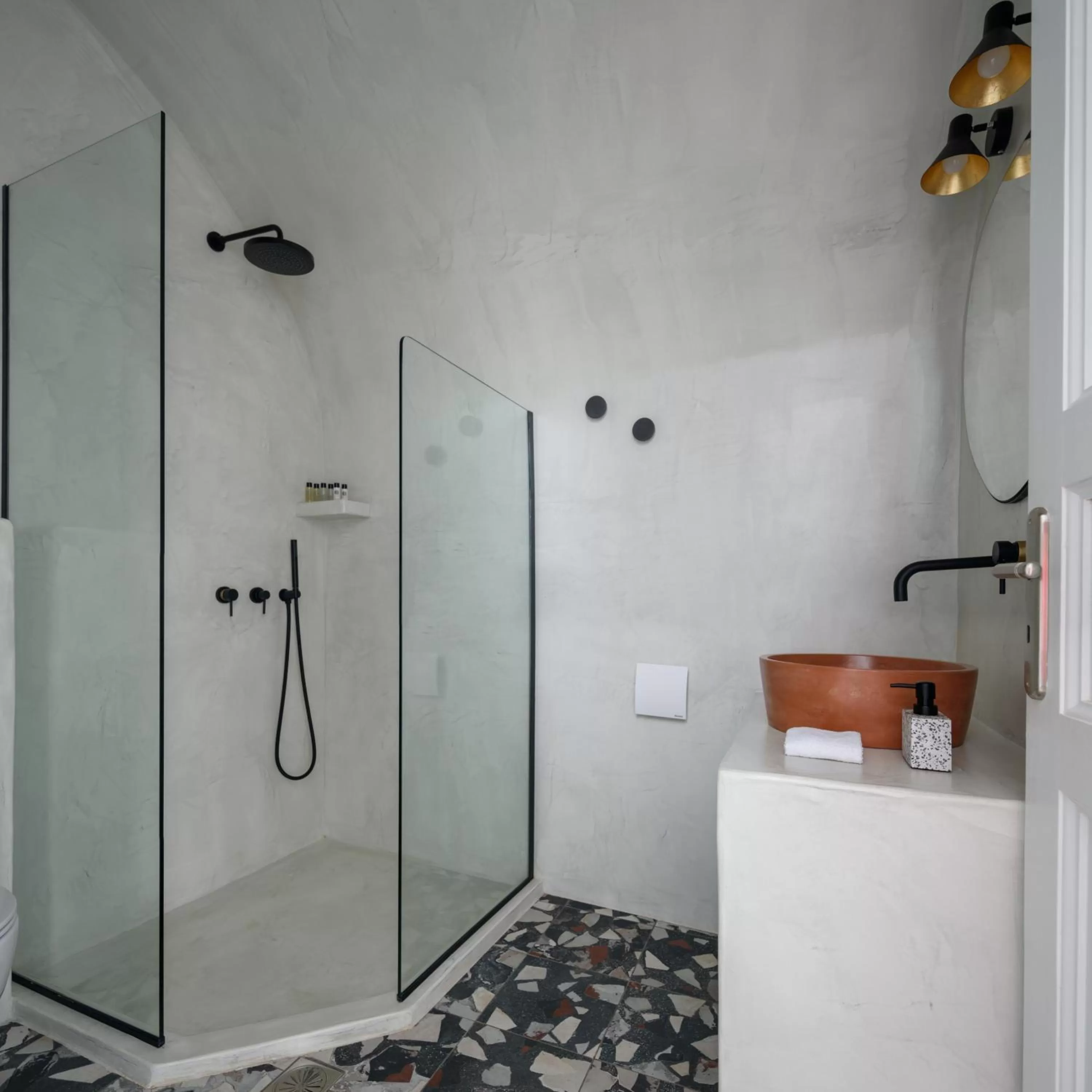 Shower in Keti Hotel