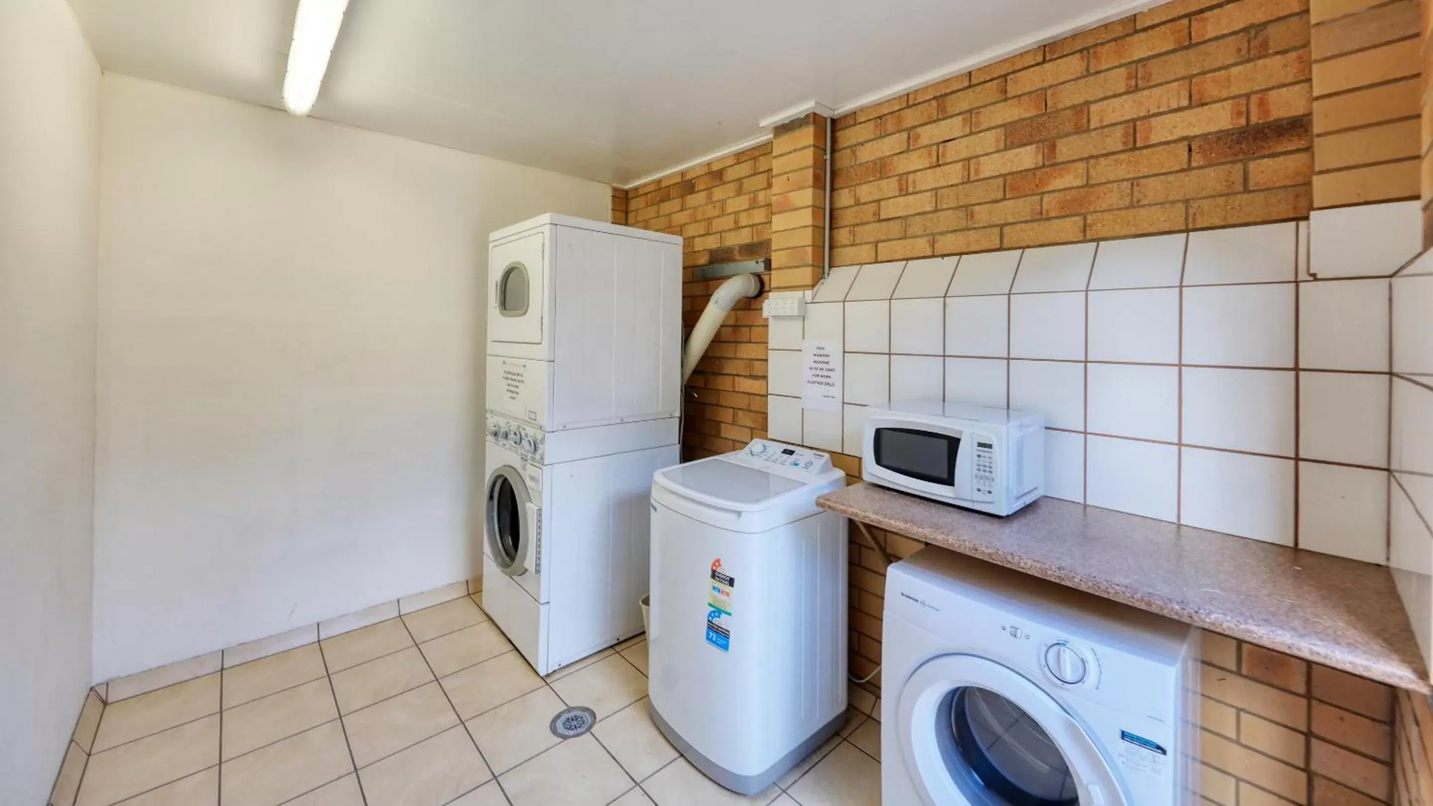 laundry, Kitchen/Kitchenette in North Parkes Motel