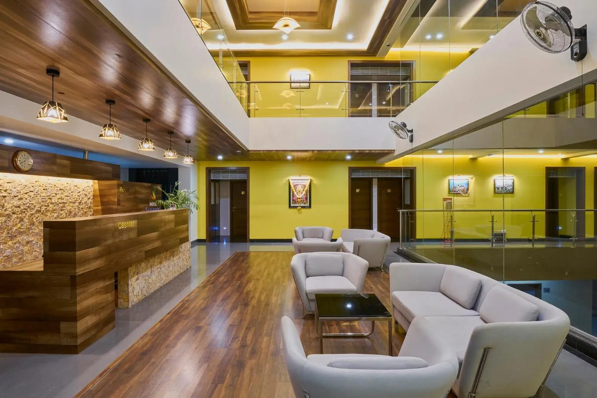 Lobby or reception in Hotel 3 Leaves NEAR CENTRAL BUS STAND Lobby or reception in Hotel 3 Leaves NEAR CENTRAL BUS STAND