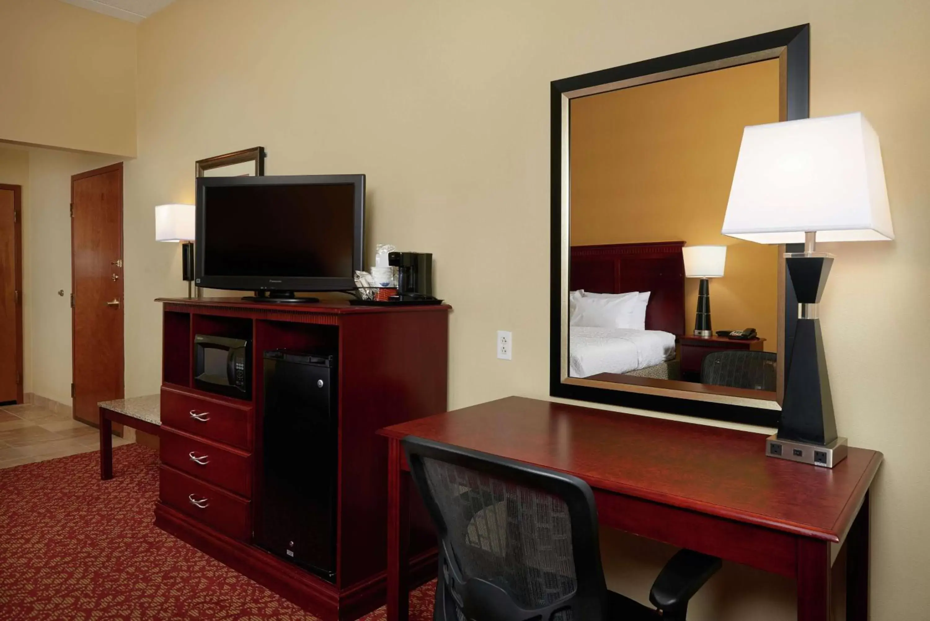 Bedroom, TV/Entertainment Center in Hampton Inn Newport News-Yorktown