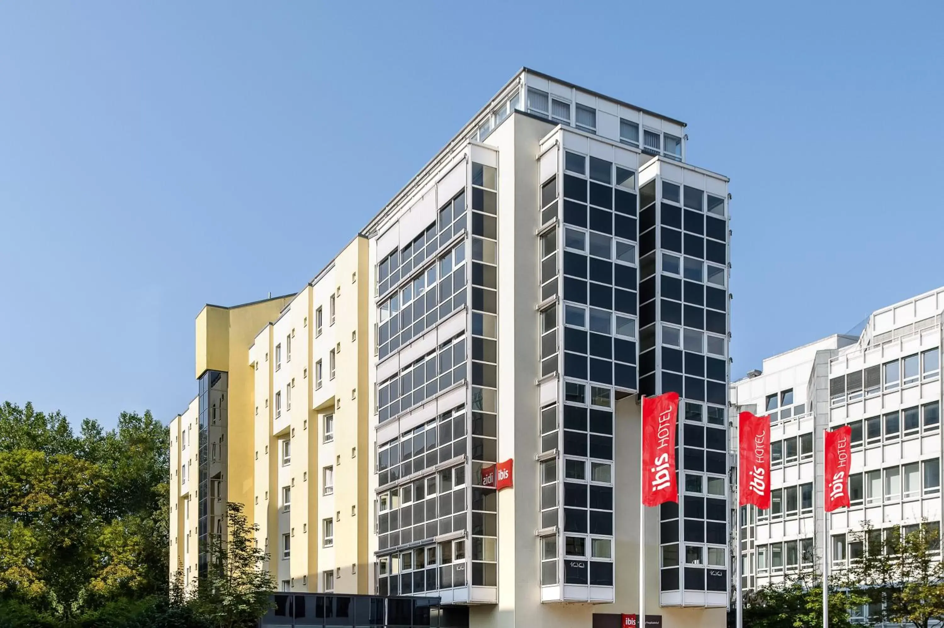 Facade/entrance, Property Building in ibis Augsburg Hauptbahnhof