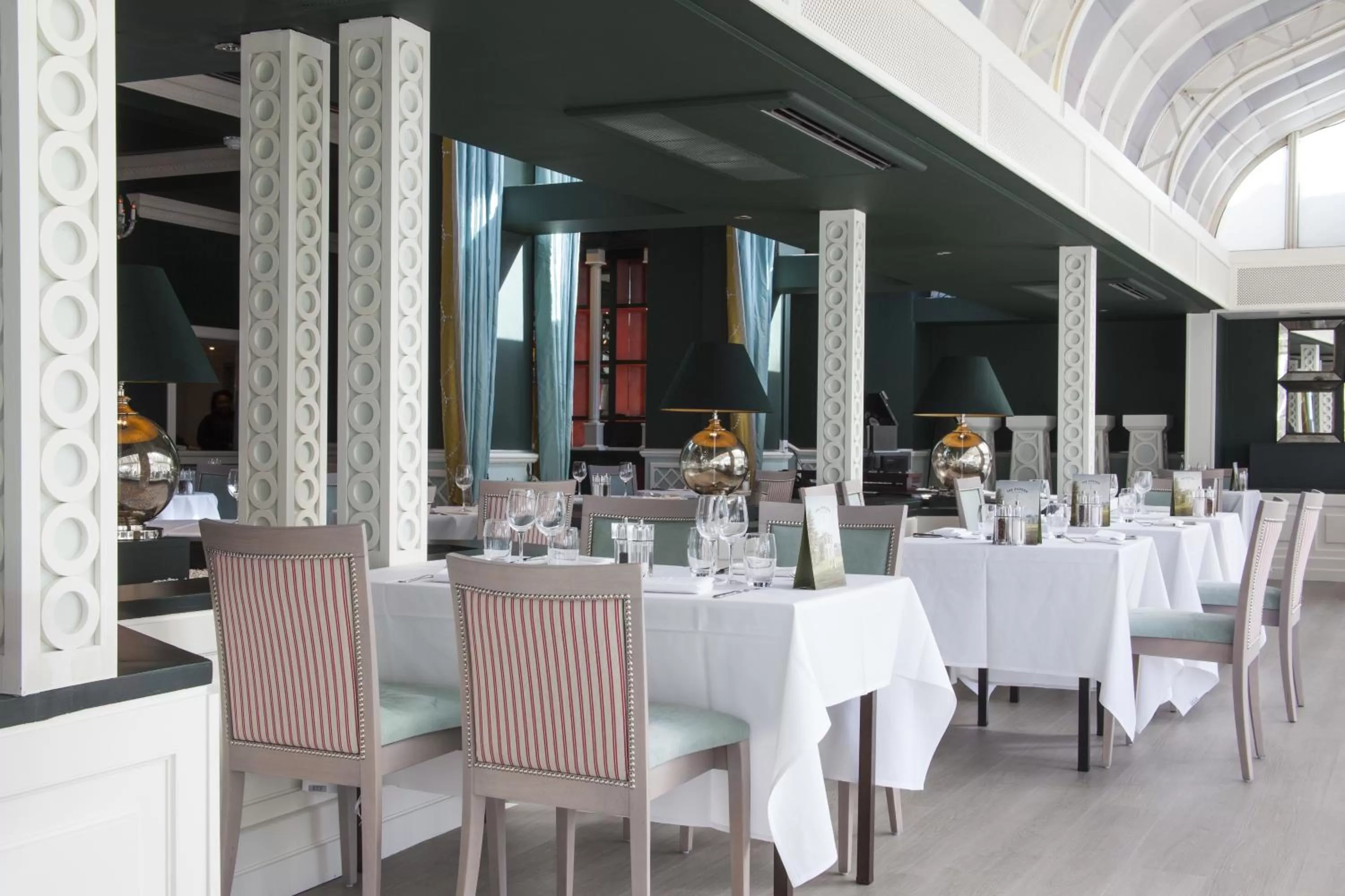 Restaurant/places to eat in Bromley Court Hotel London