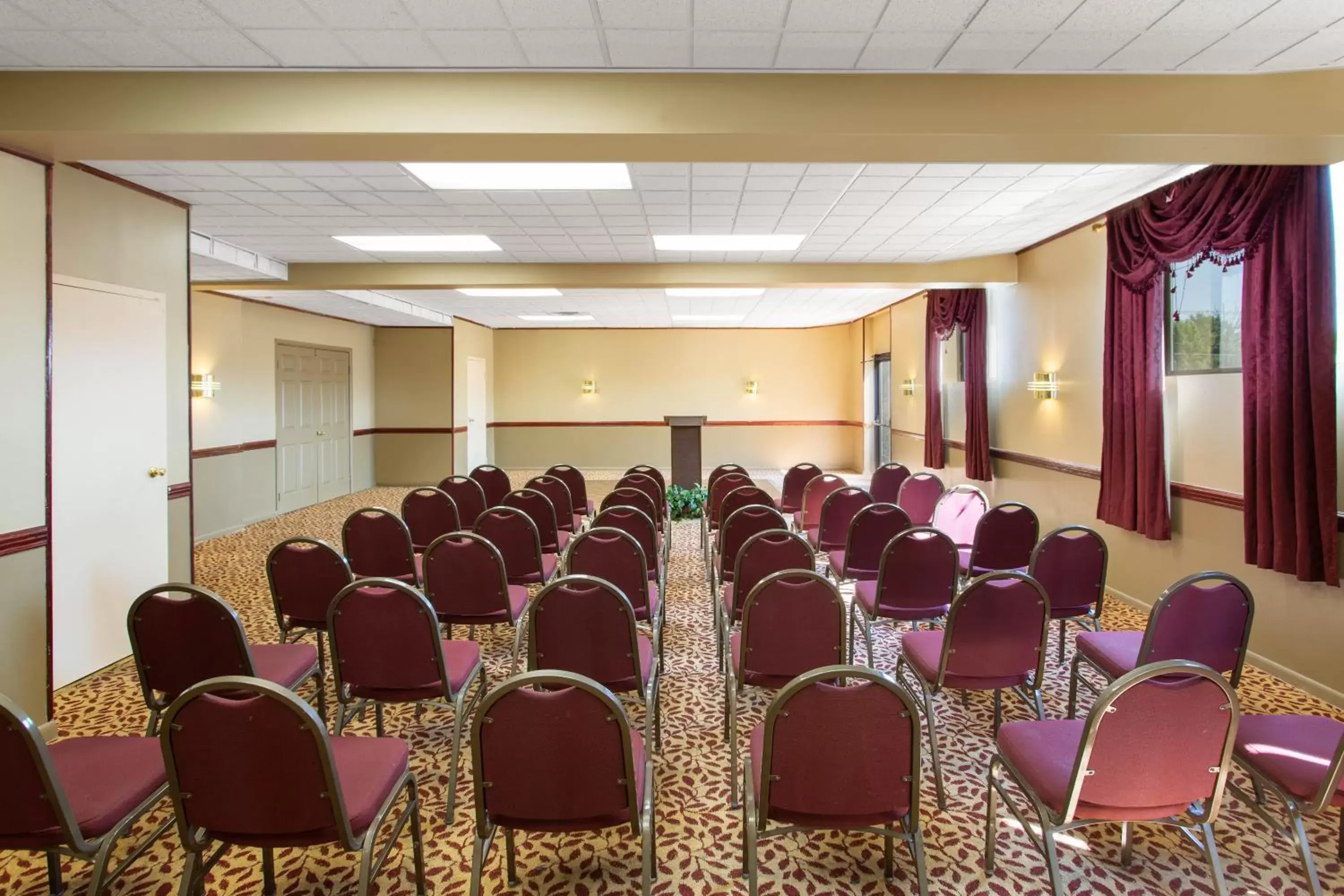Meeting/conference room in Days Inn by Wyndham Hillsborough