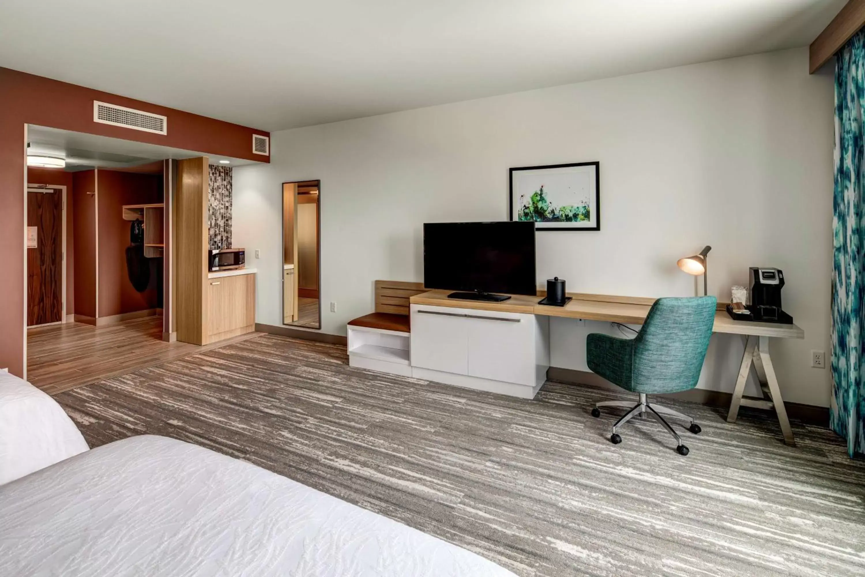 Bedroom, TV/Entertainment Center in Hilton Garden Inn Wilsonville Portland