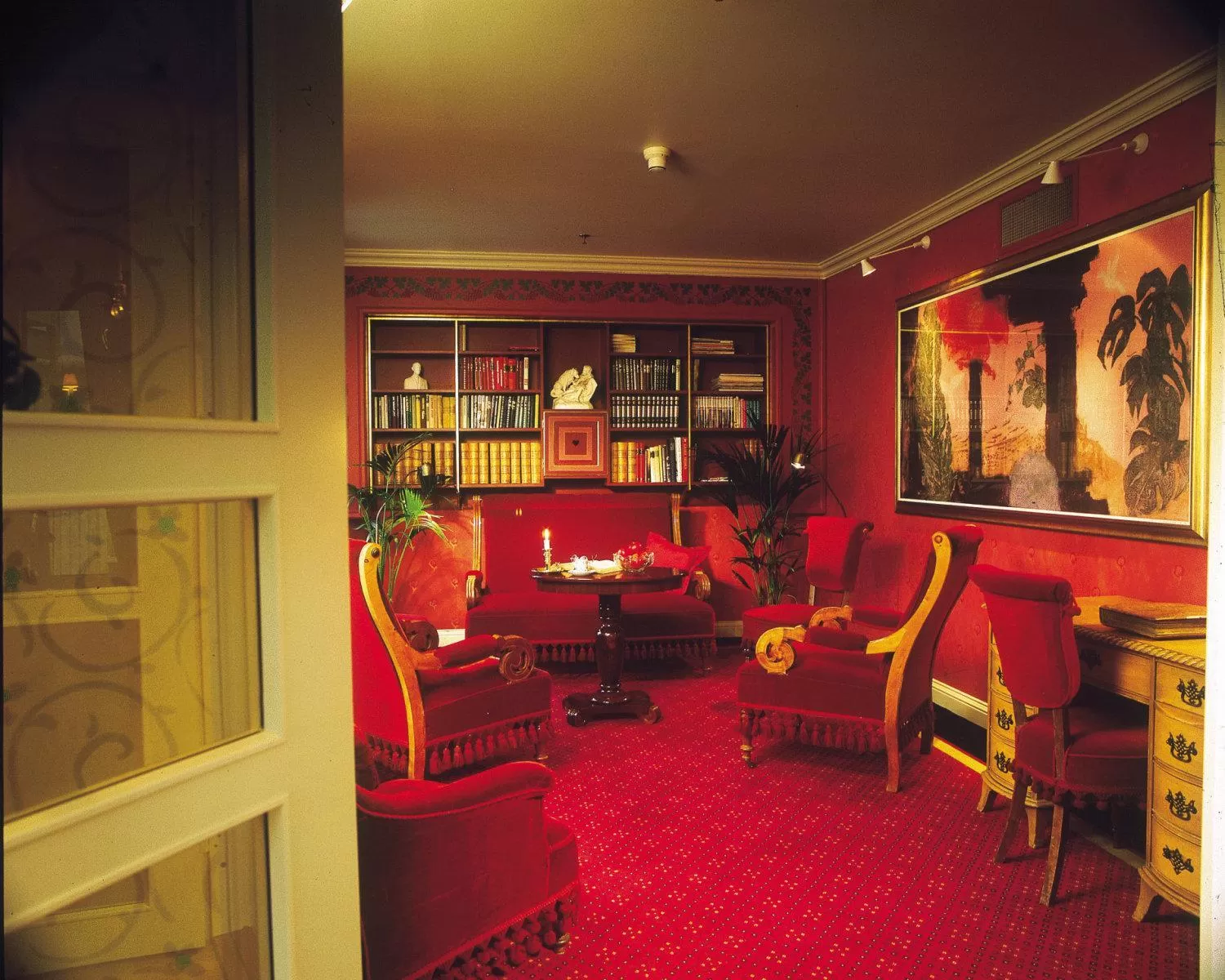 Communal lounge/ TV room in Lillesand Hotel Norge