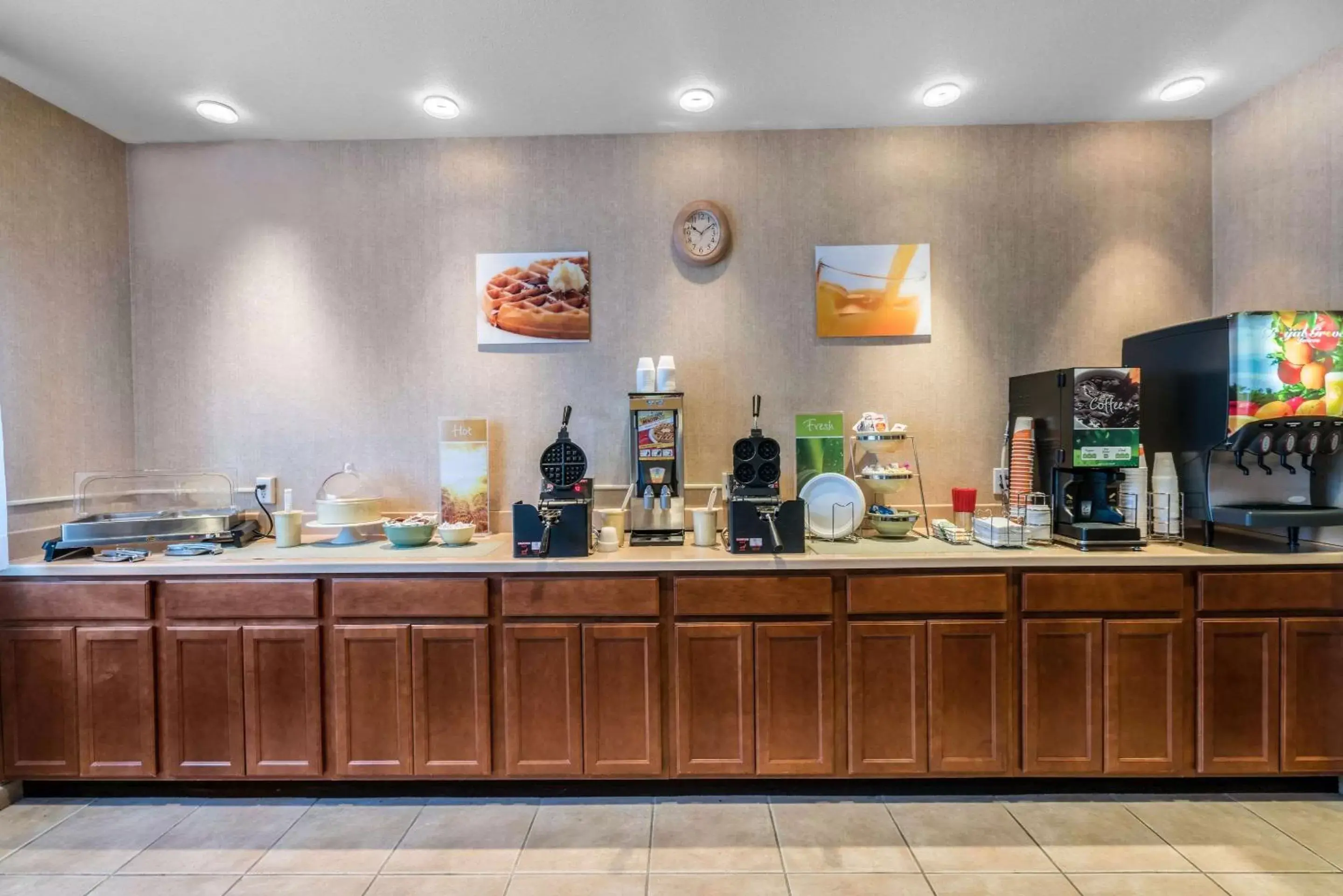 Coffee/tea facilities, Restaurant/Places to Eat in Quality Inn & Suites Sequim at Olympic National Park