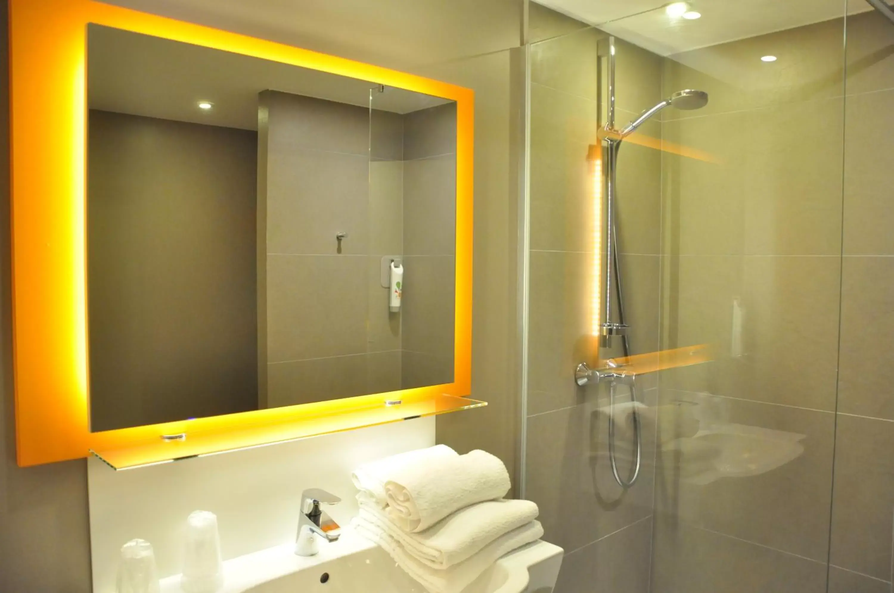 Bathroom in ibis Styles Gien