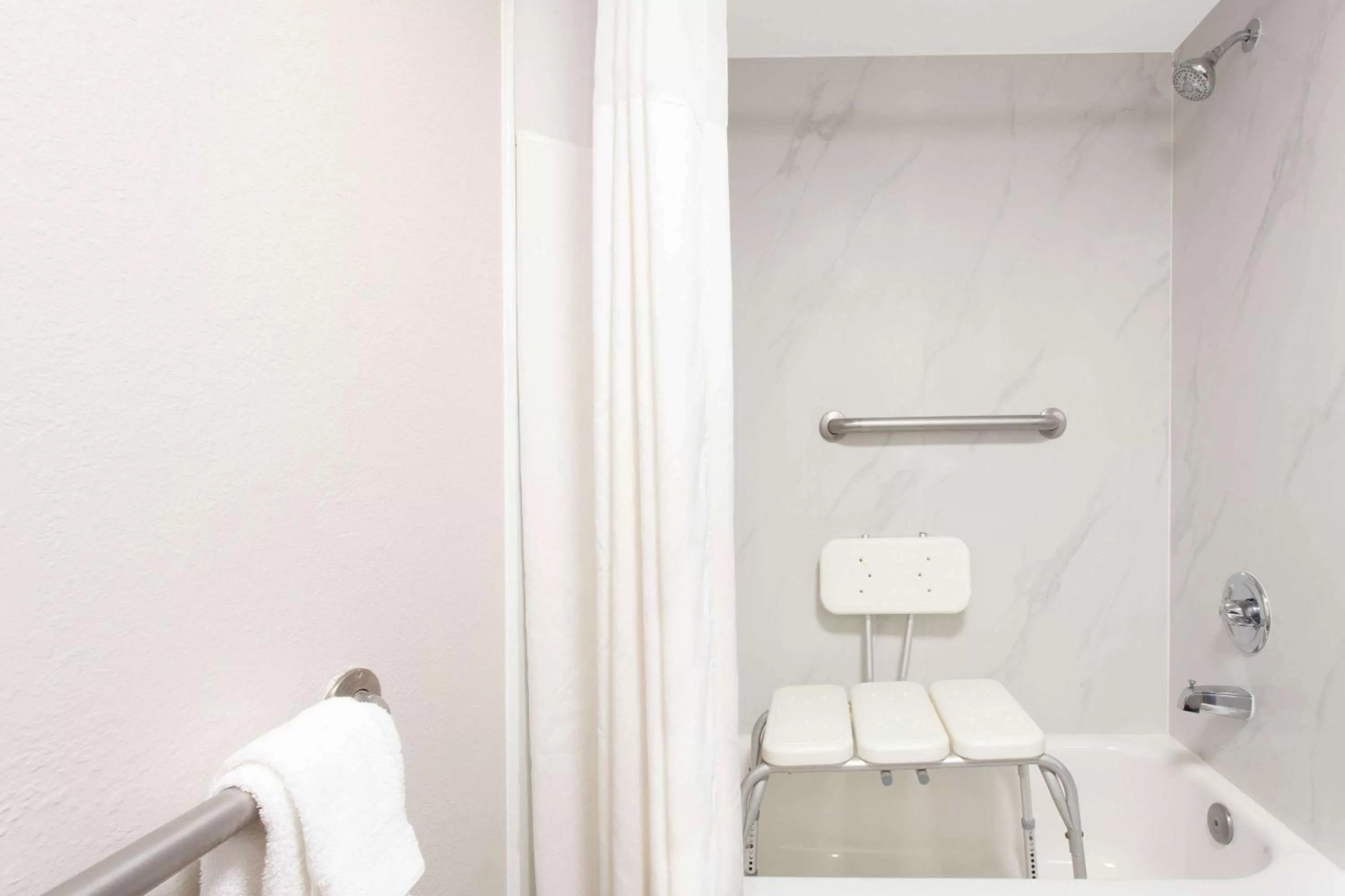 Bathroom in Days Inn by Wyndham Clinton - Laurens I-26