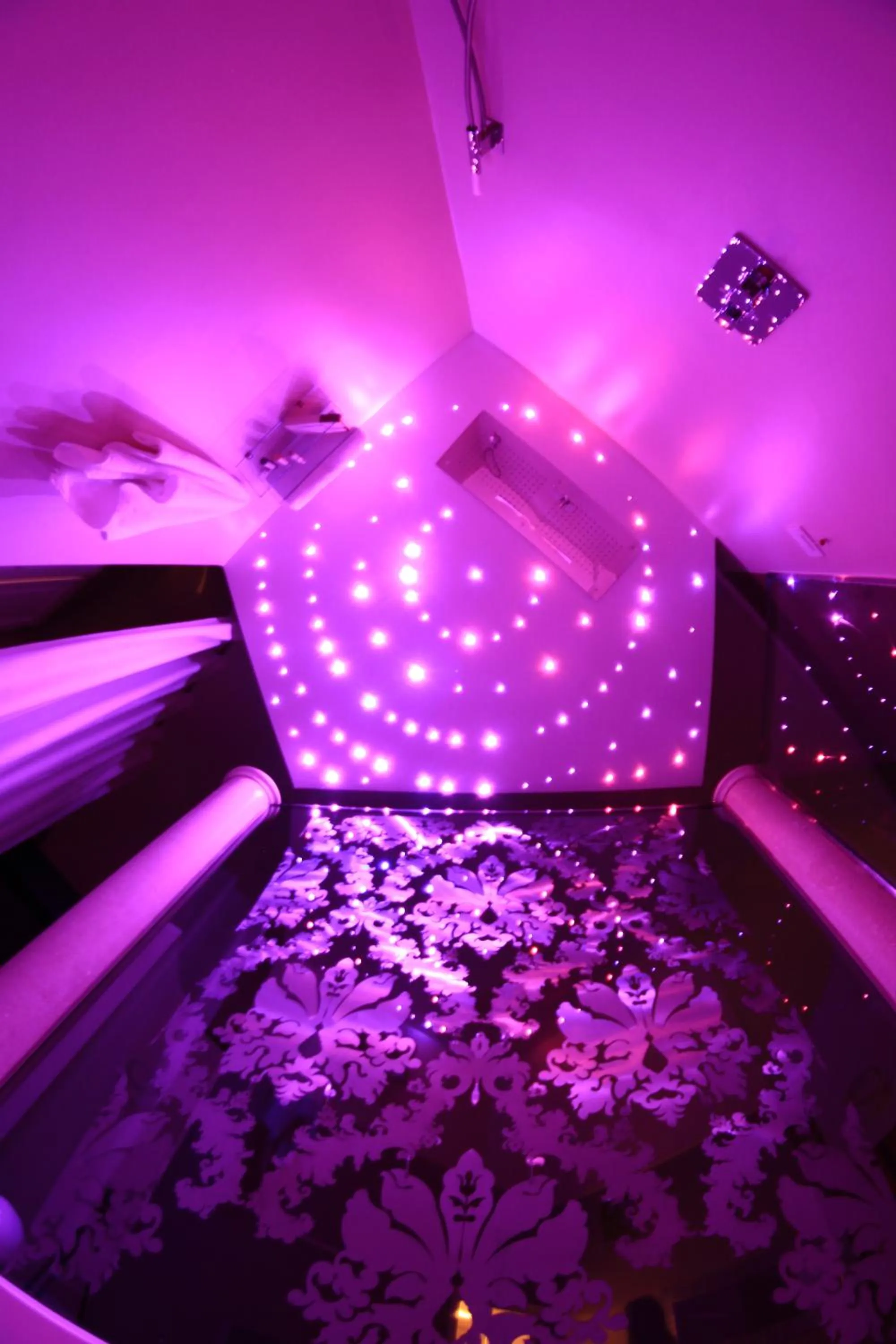 Shower, Bed in Albergo Del Sedile