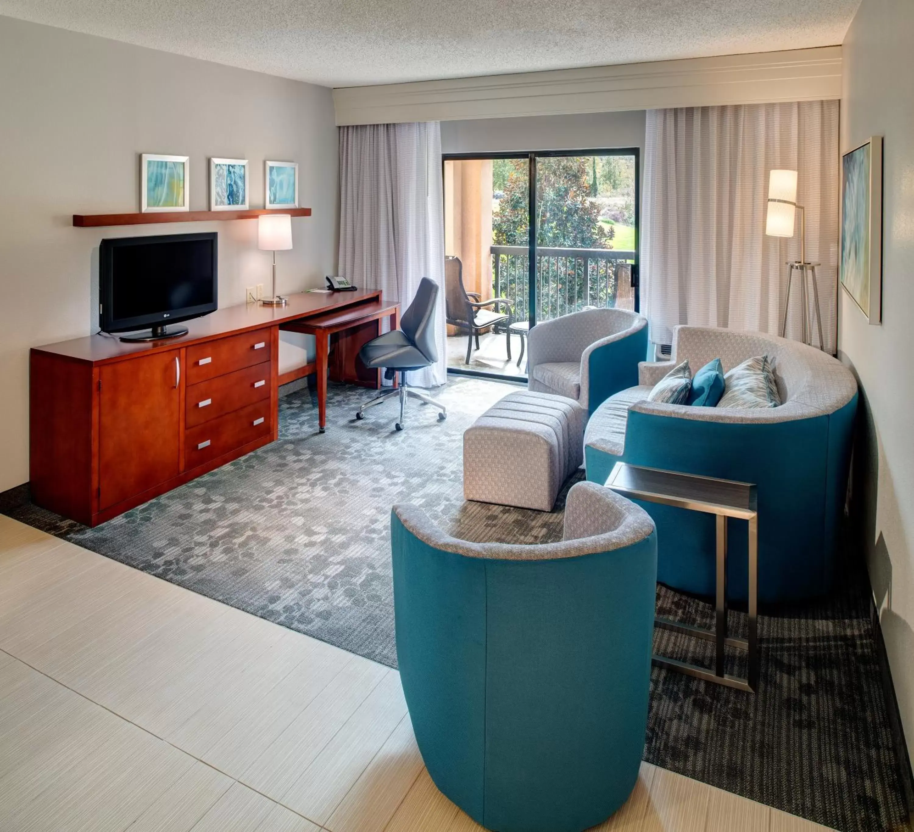 Seating Area in Courtyard by Marriott Columbia Northeast/Fort Jackson Area