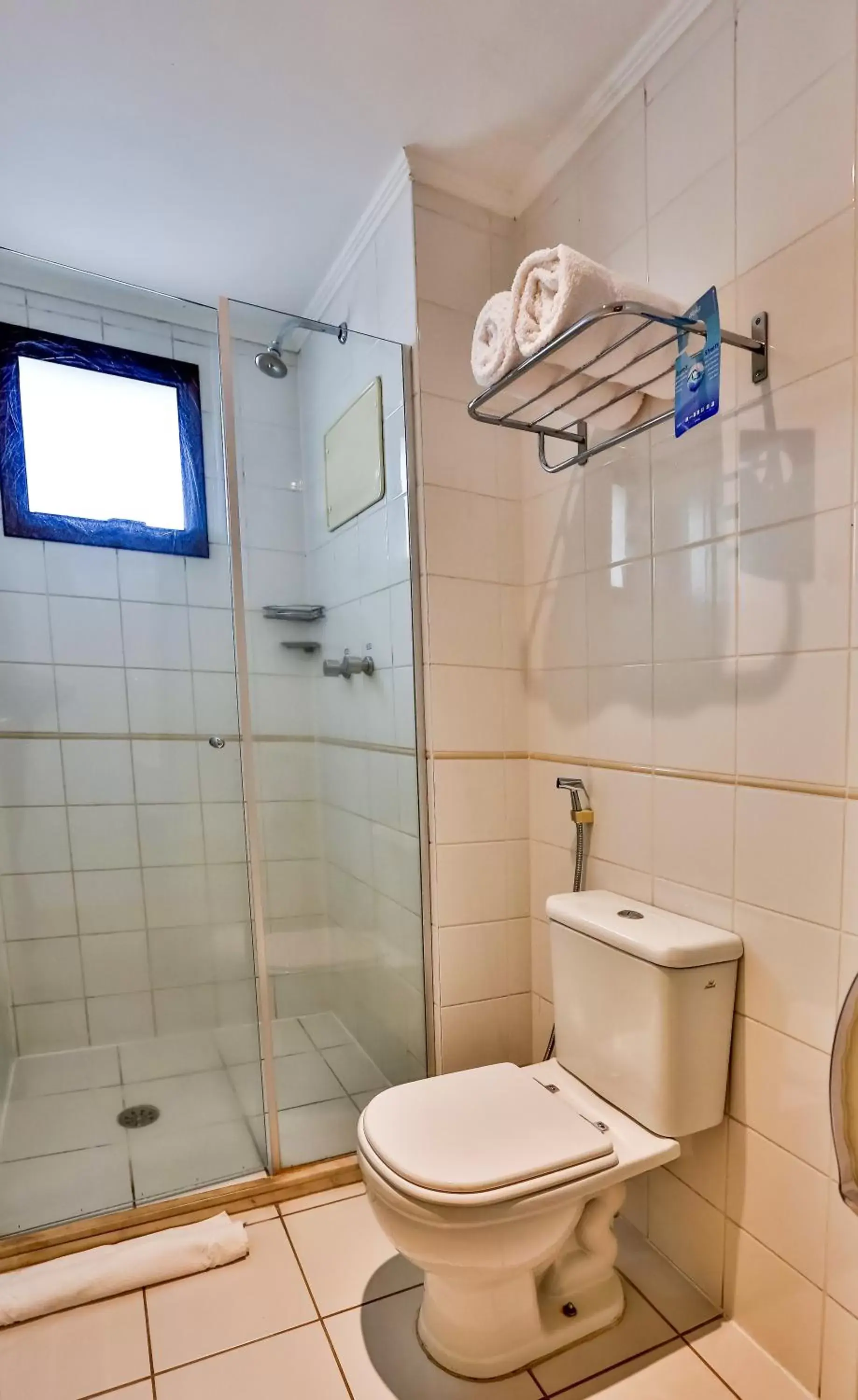 Shower, Bathroom in Quality Suites Vila Olimpia