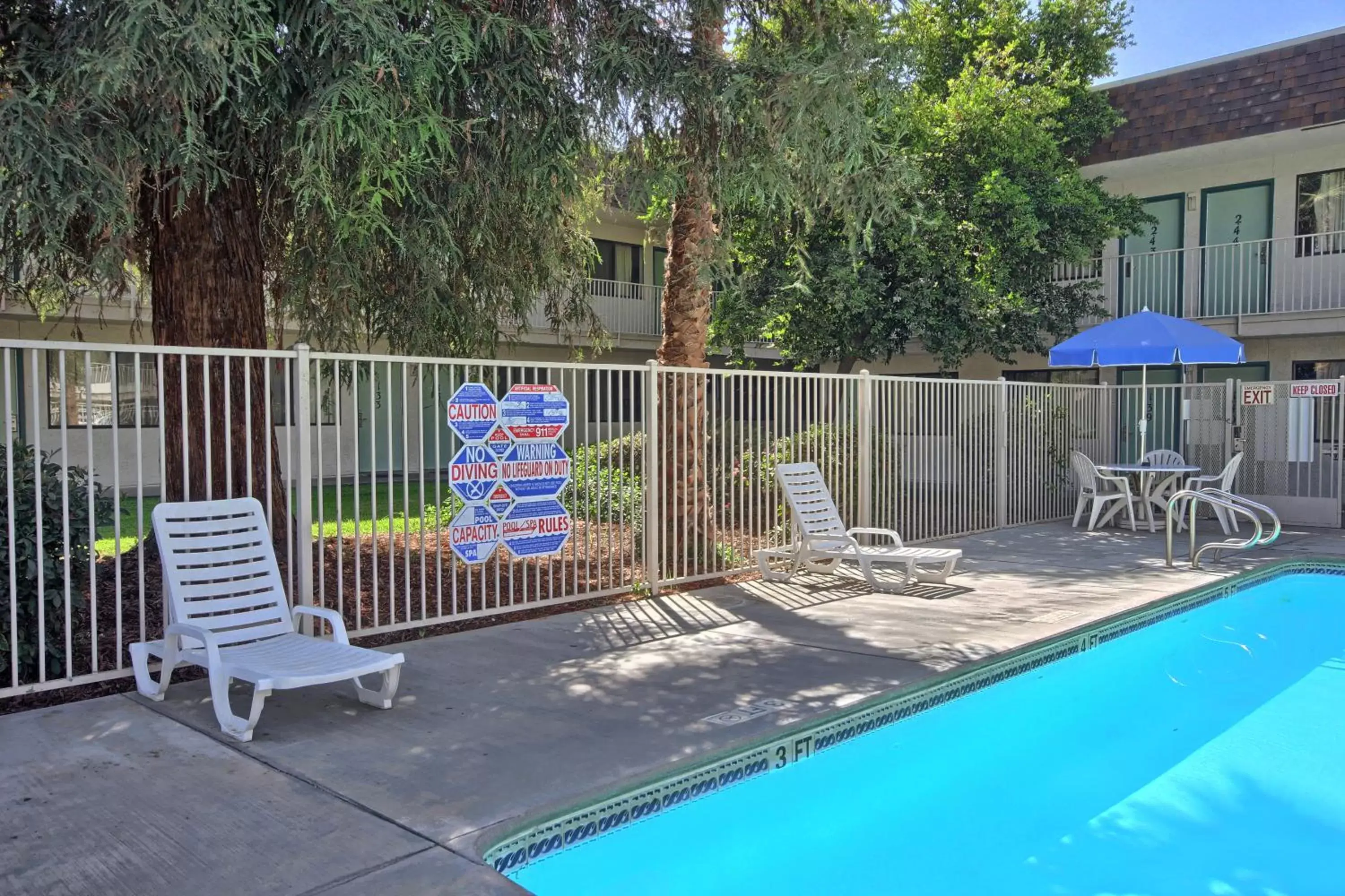 Swimming Pool in Motel 6-Porterville, CA