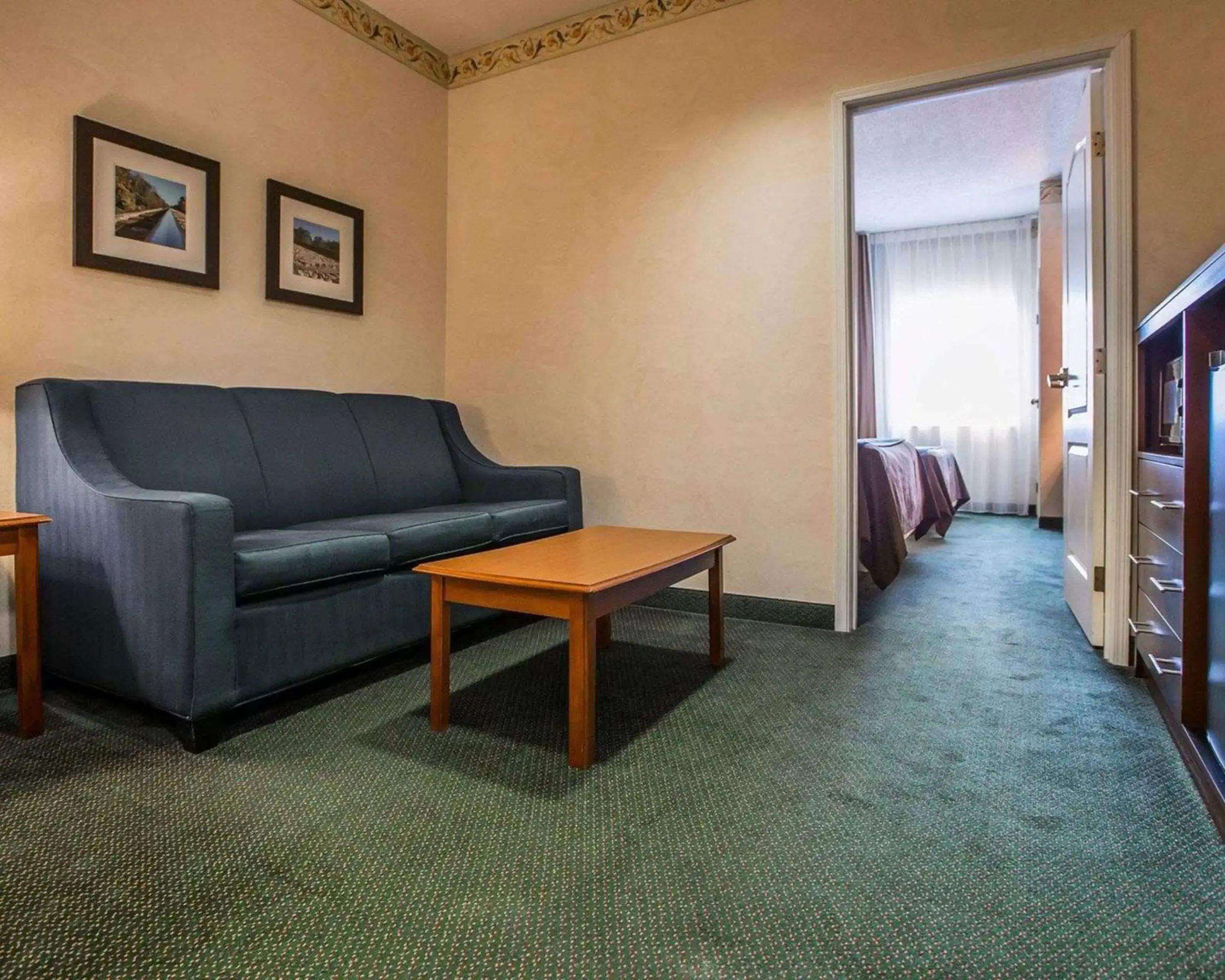 Photo of the whole room, Seating Area in Quality Inn & Suites Dixon near I-88