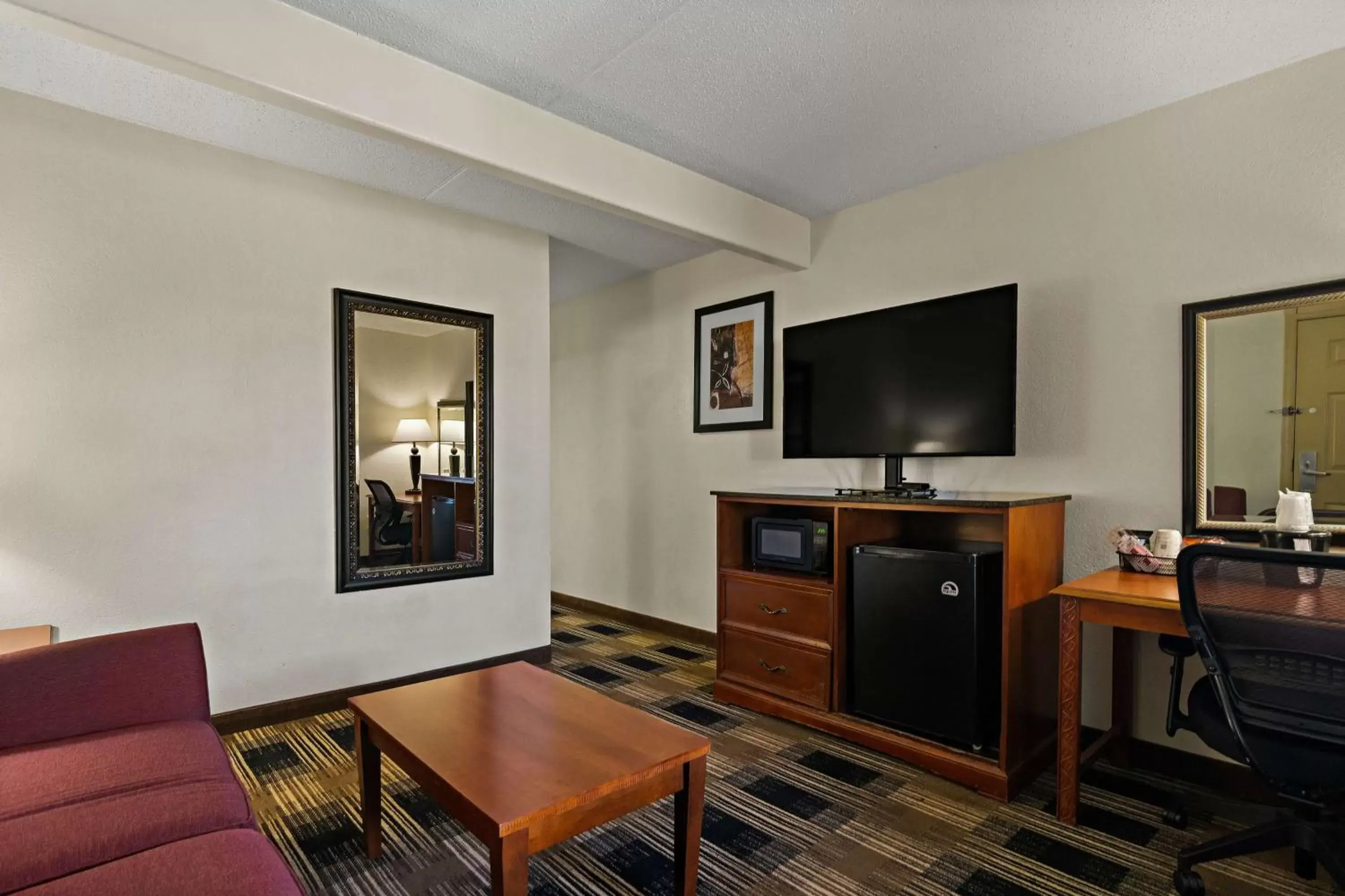 Photo of the whole room, TV/Entertainment Center in Best Western Windsor Suites