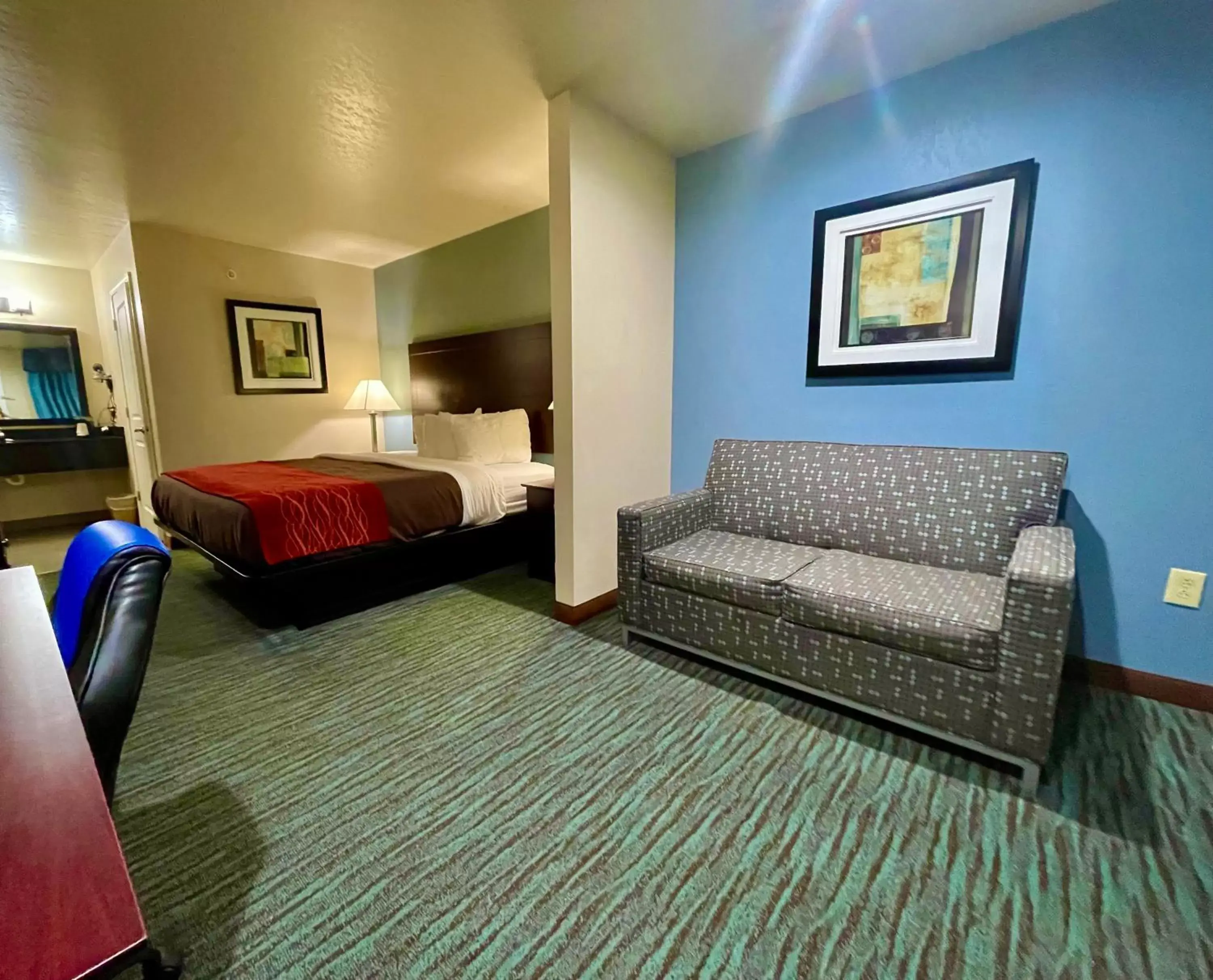 Bedroom, Seating Area in Garden Inn and Suites