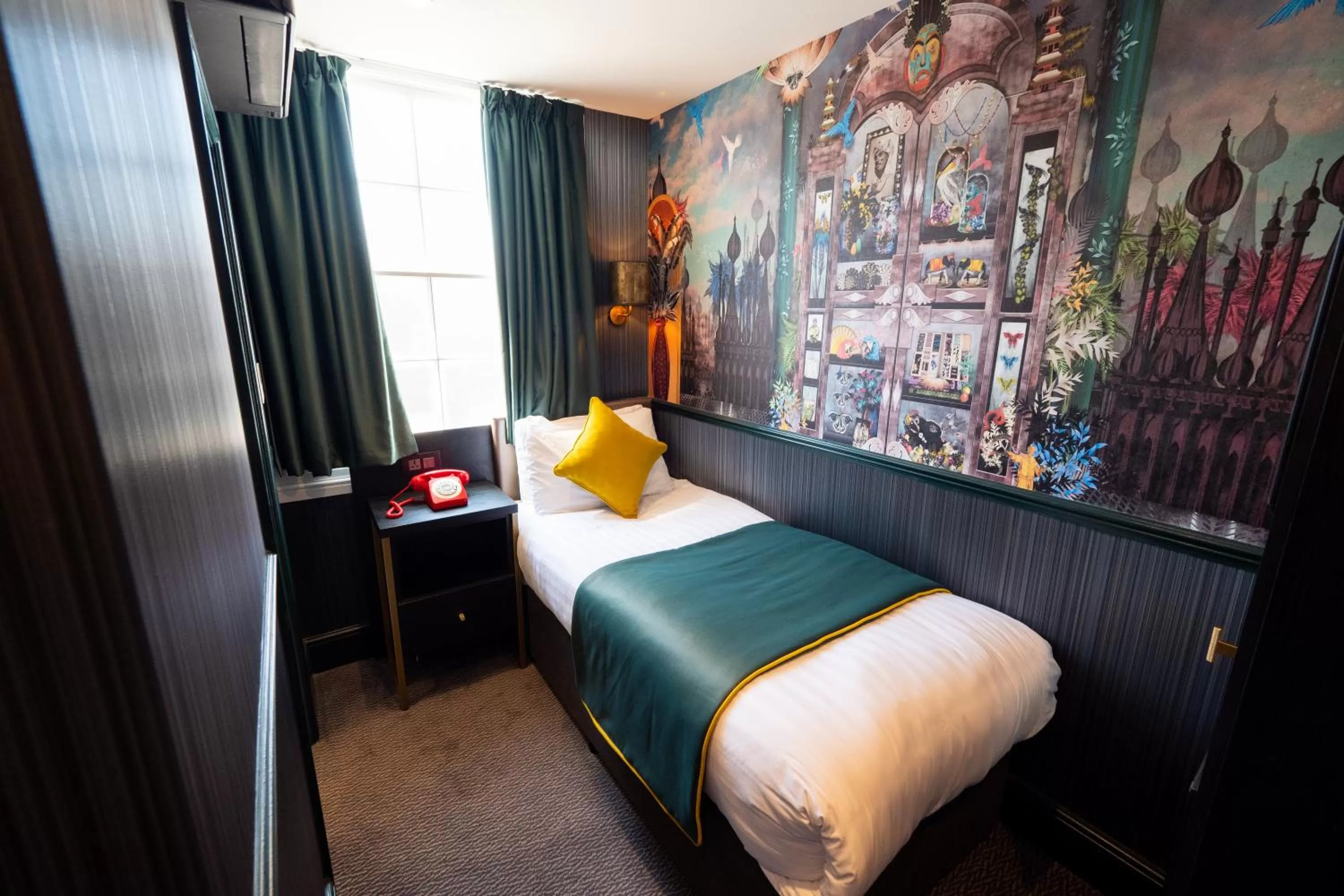 Bed in Hyde Park Green