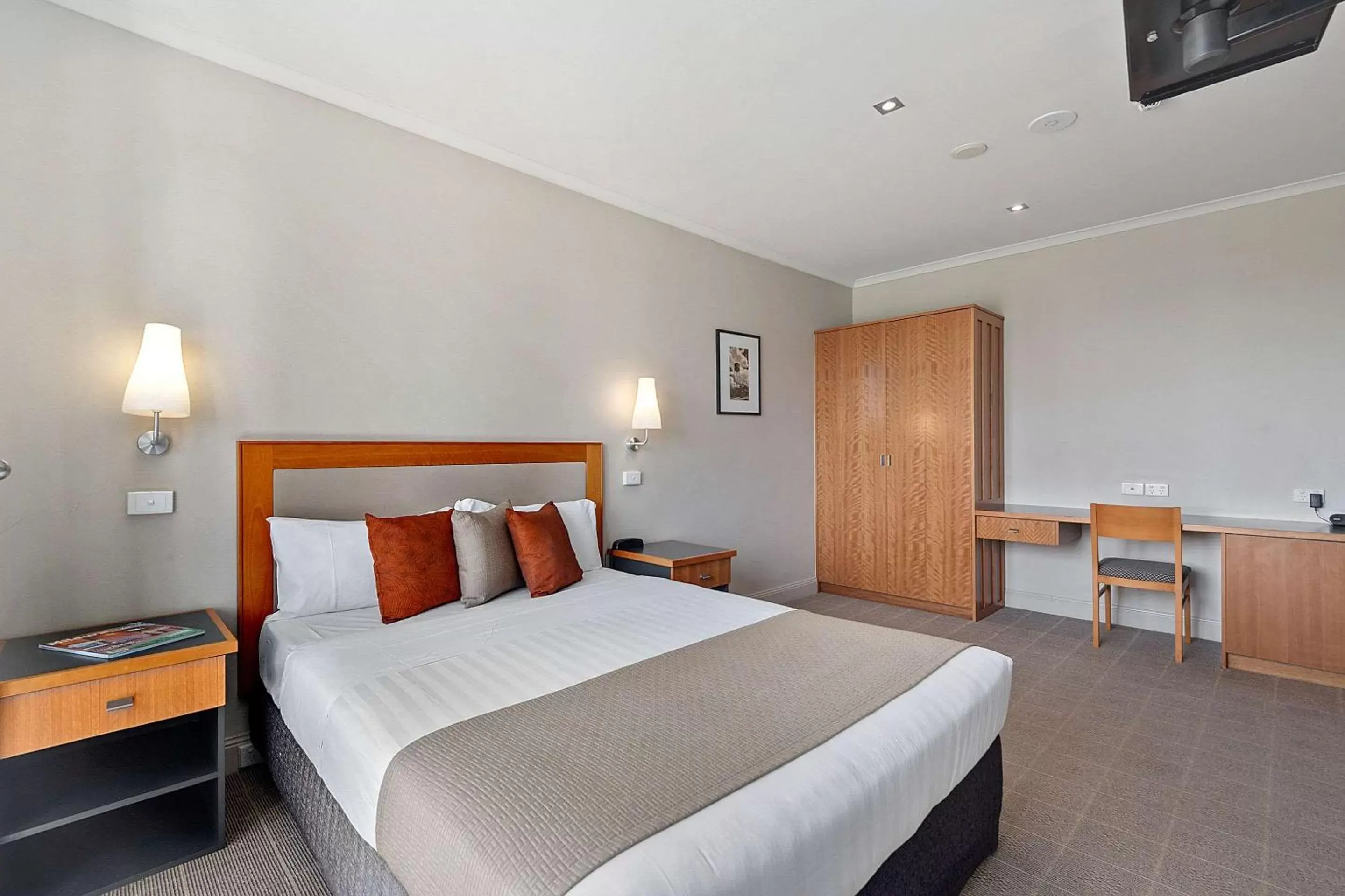 Bedroom, Bed in Quality Hotel Mildura Grand