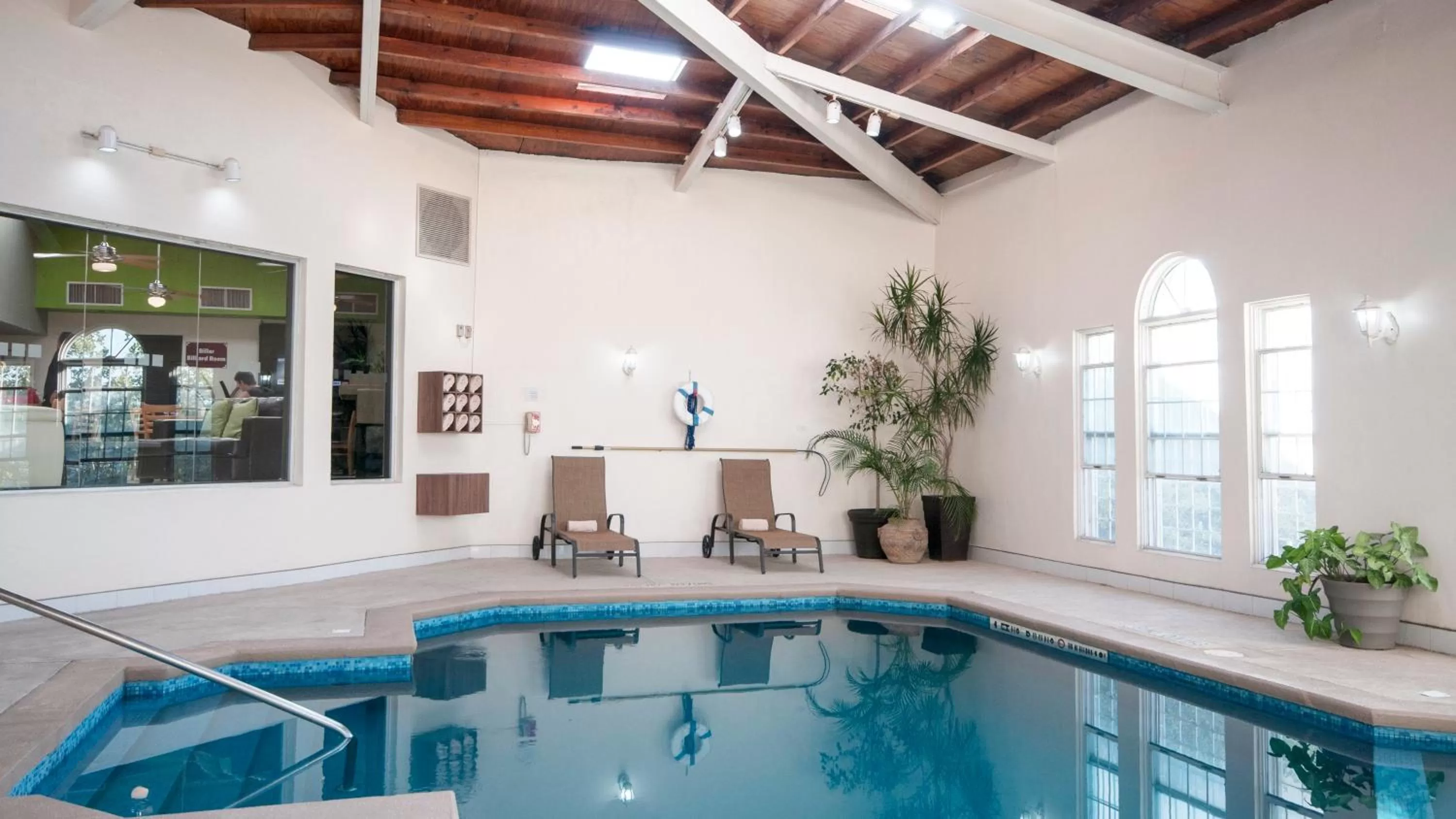 Swimming pool in Holiday Inn & Suites Chihuahua Expo by IHG