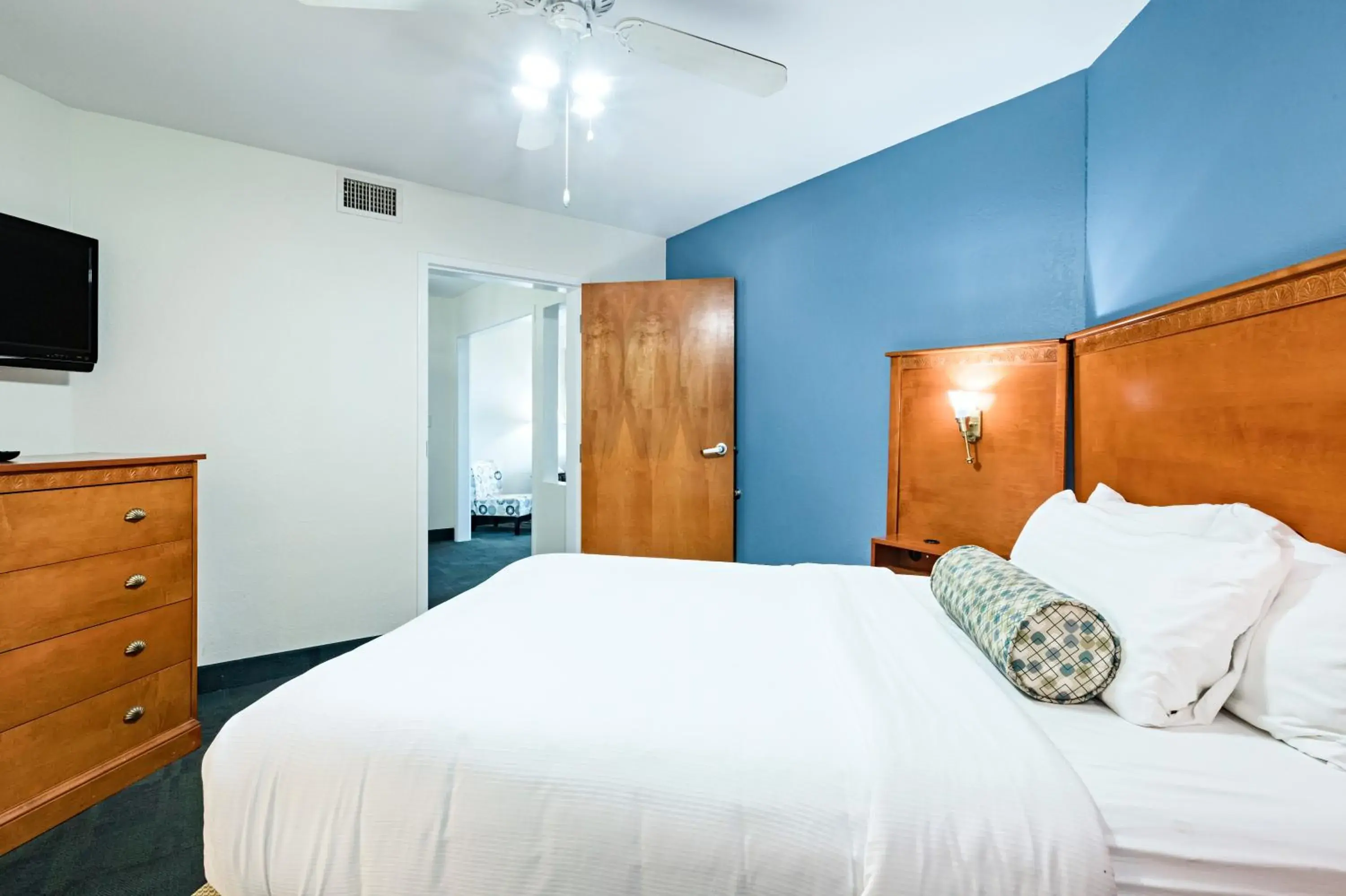Bedroom, Bed in Ocean Sands Resort