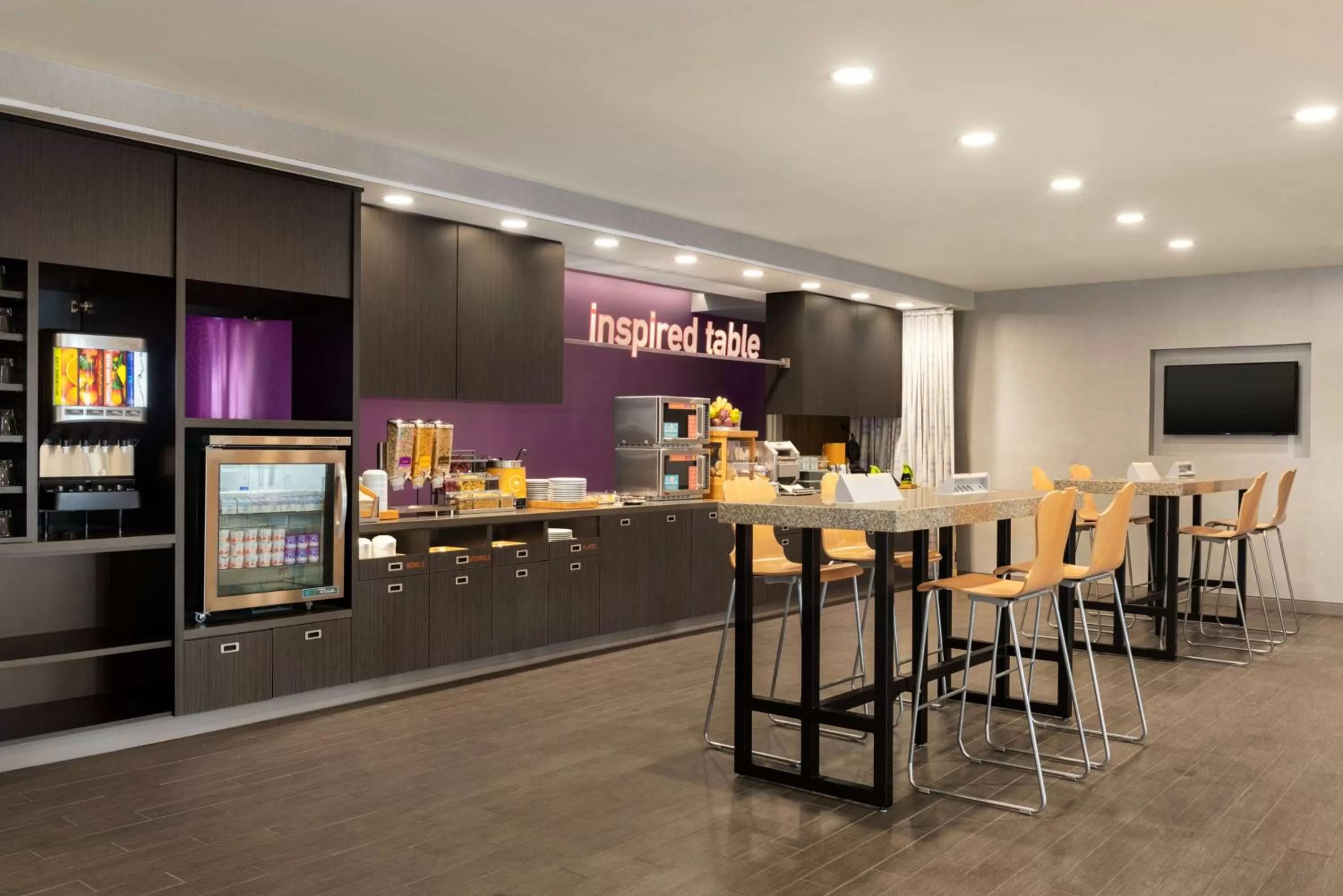 Dining area in Home2 Suites By Hilton Menomonee Falls Milwaukee