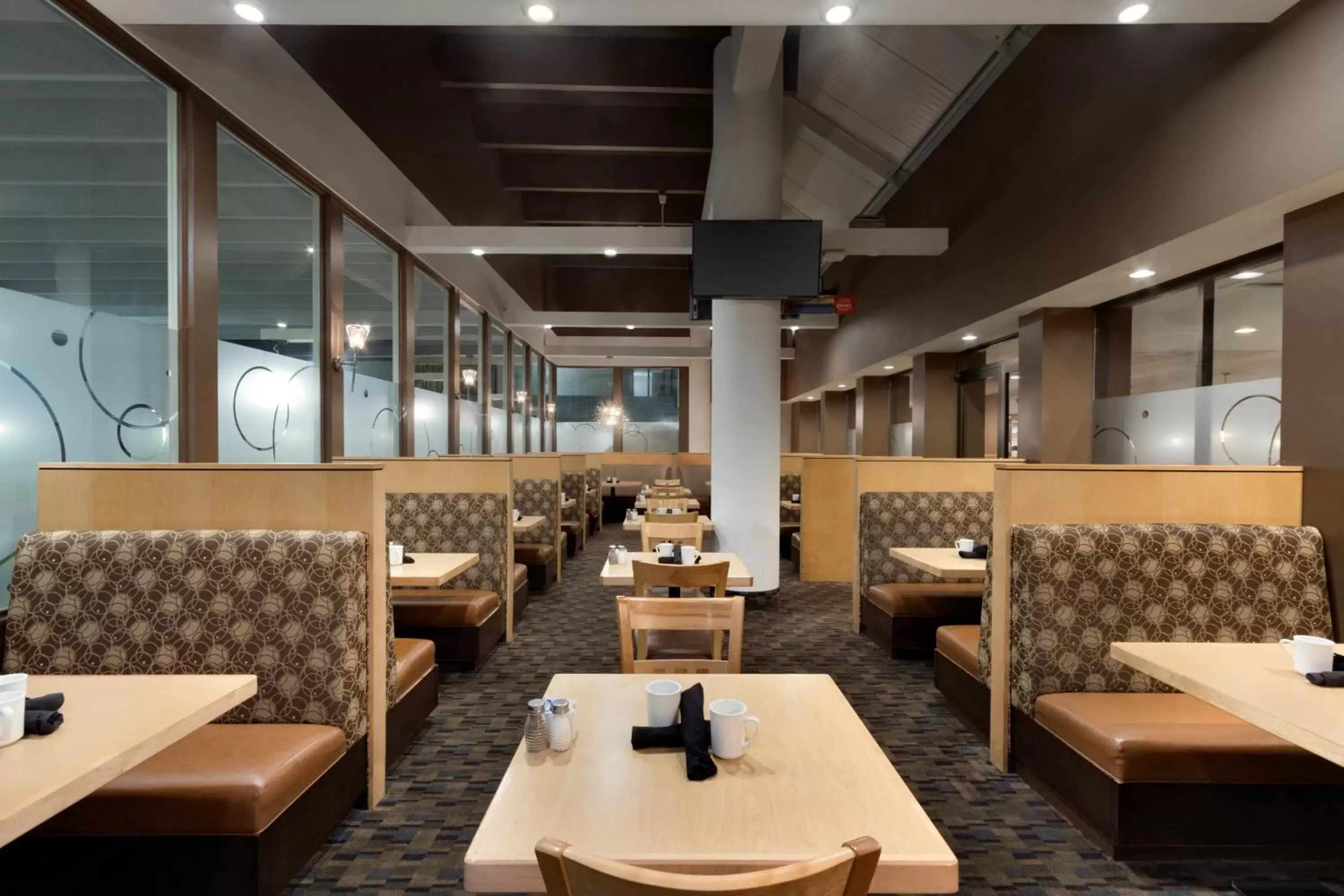Restaurant/places to eat in Travelodge Hotel by Wyndham Saskatoon