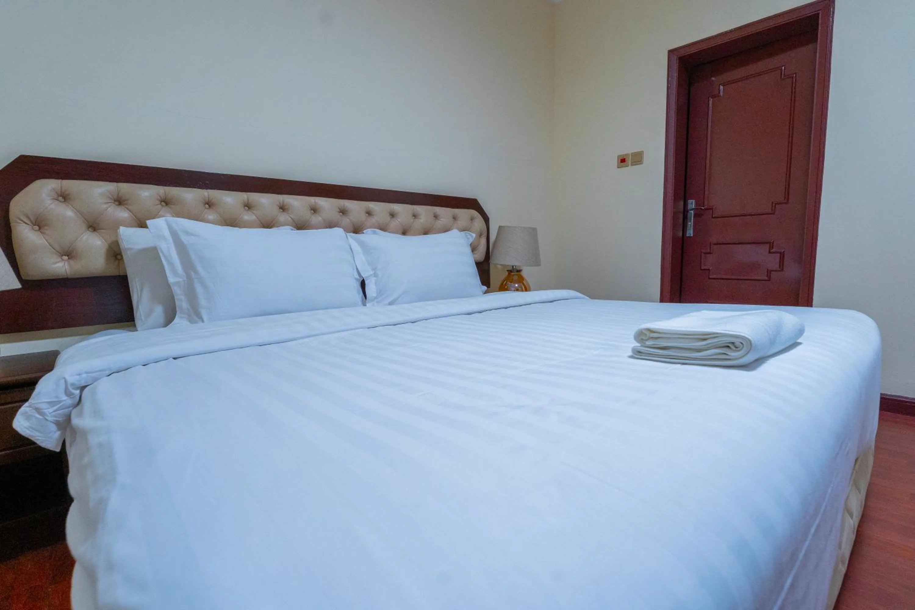 Bedroom, Bed in Majestic Hotel