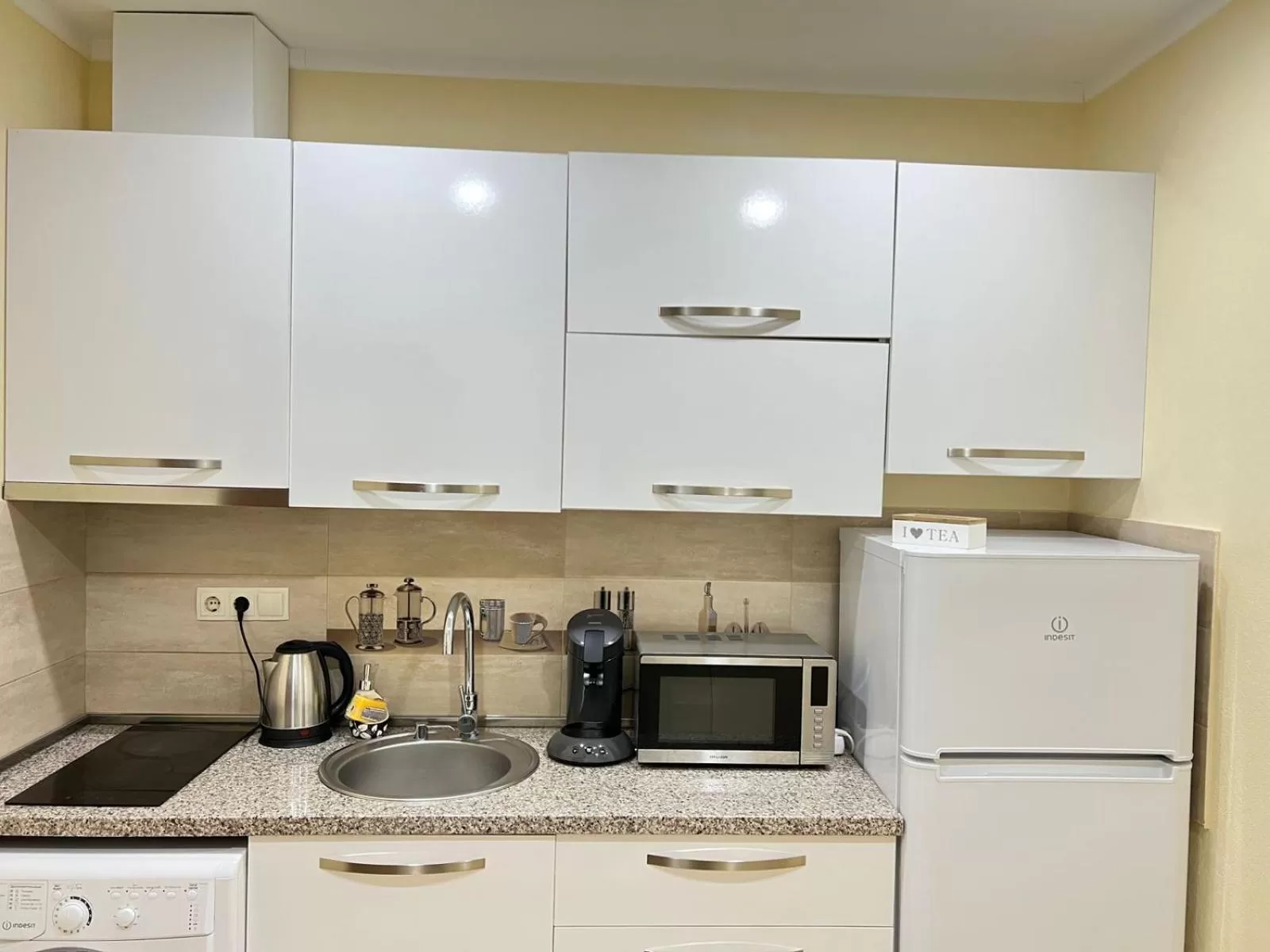 Coffee/tea facilities, Kitchen/Kitchenette in Aparthotel Holiday Lux Batumi