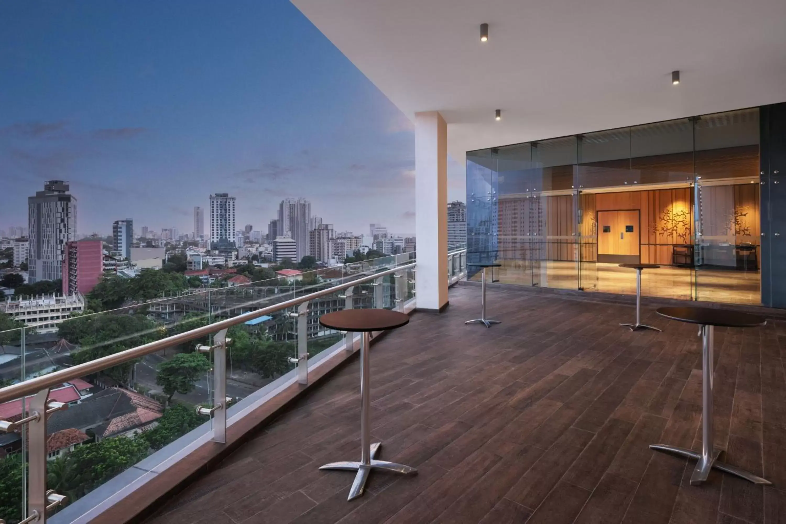 Photo of the whole room in Courtyard by Marriott Colombo