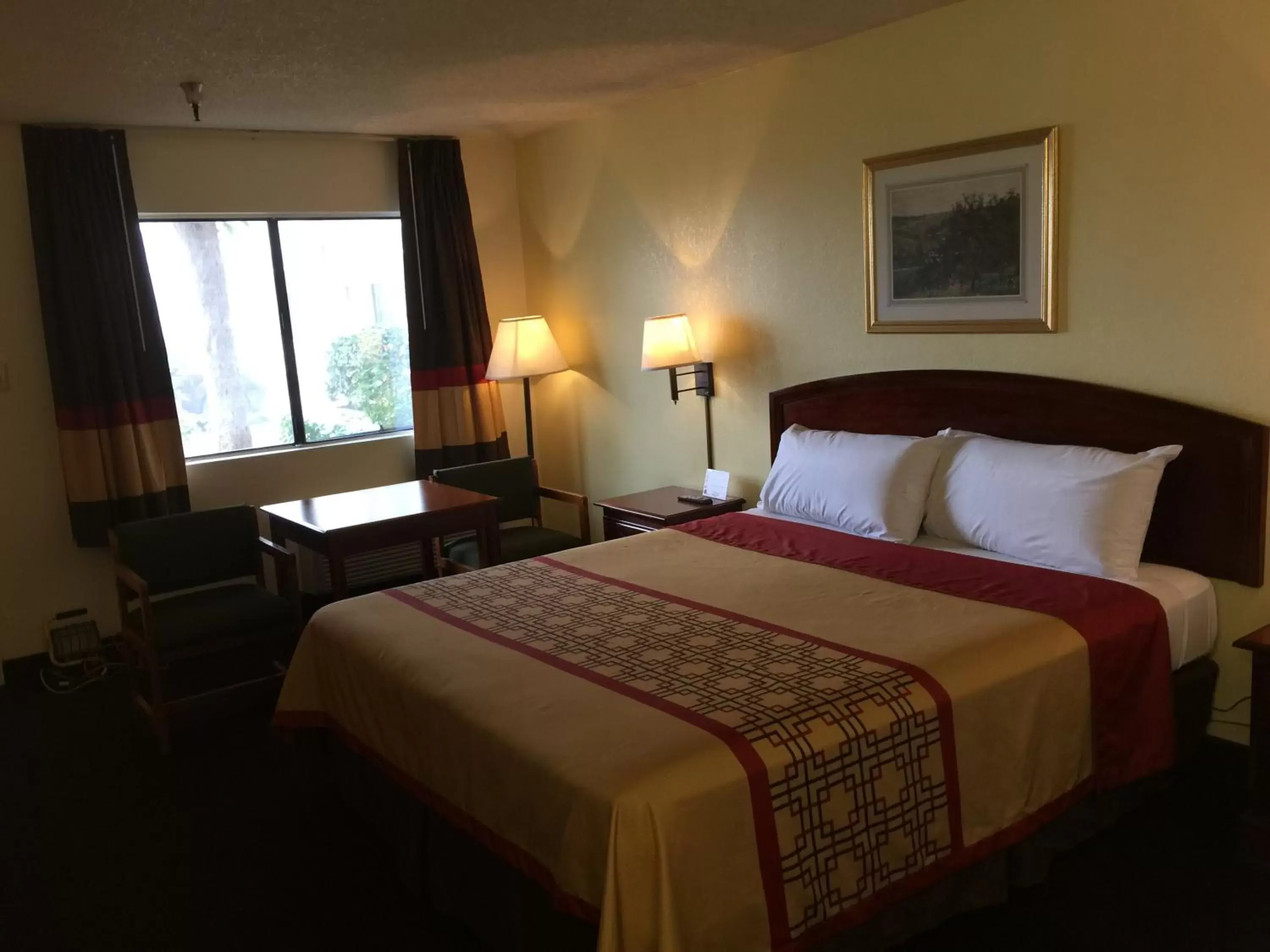 Queen Room - Smoking in Super 8 by Wyndham Bakersfield/Central