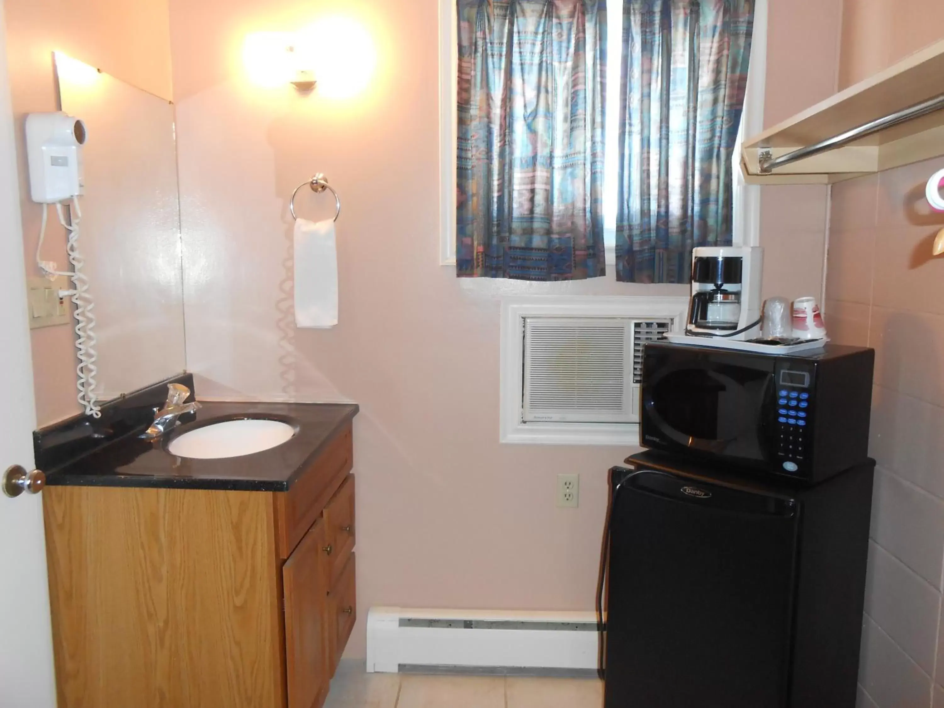 Coffee/tea facilities, Kitchen/Kitchenette in Aquarius Motel