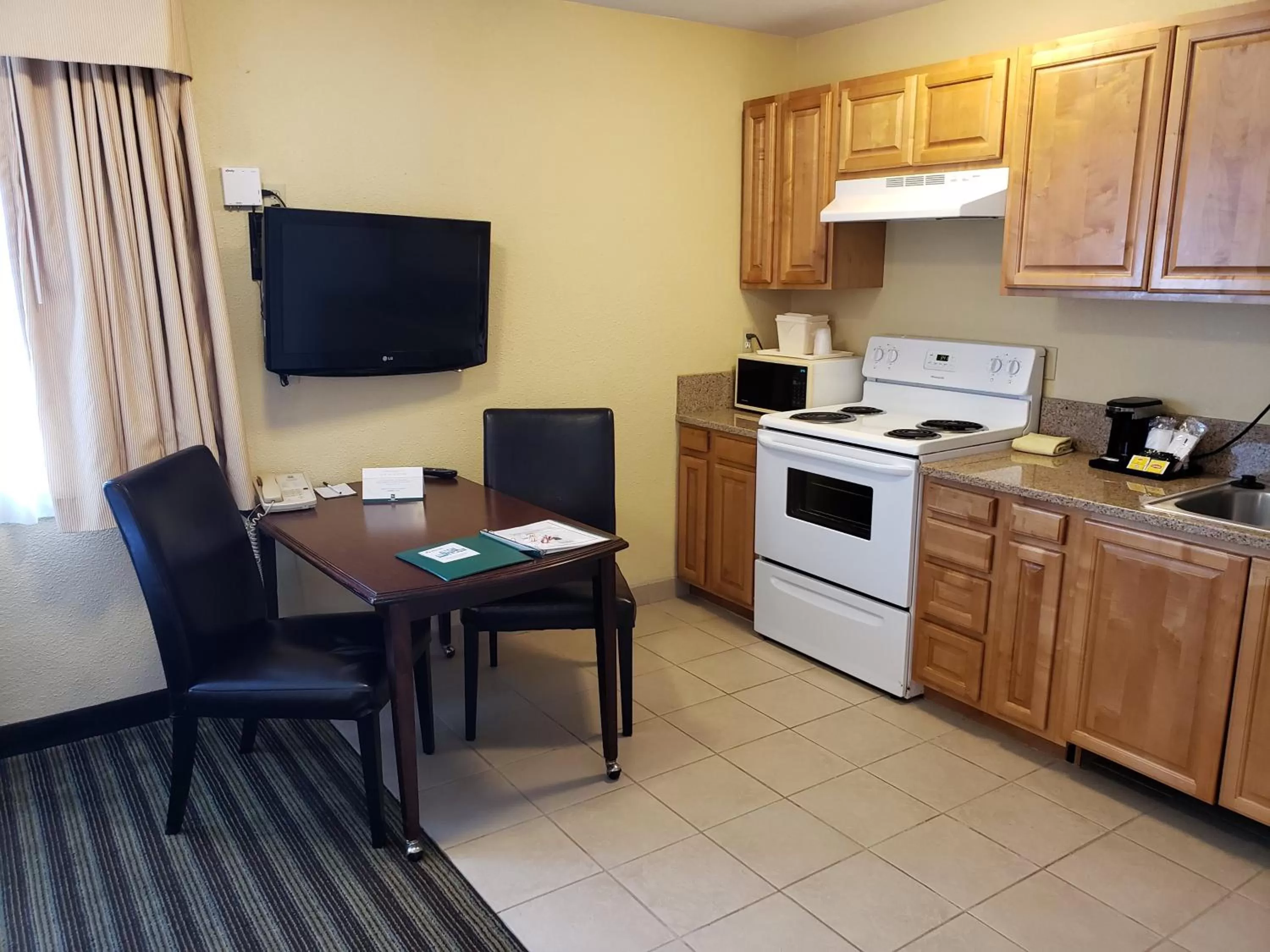 Efficiency Queen Room - Accessible/Non-Smoking in Quality Inn & Suites Vancouver - Hazel Dell