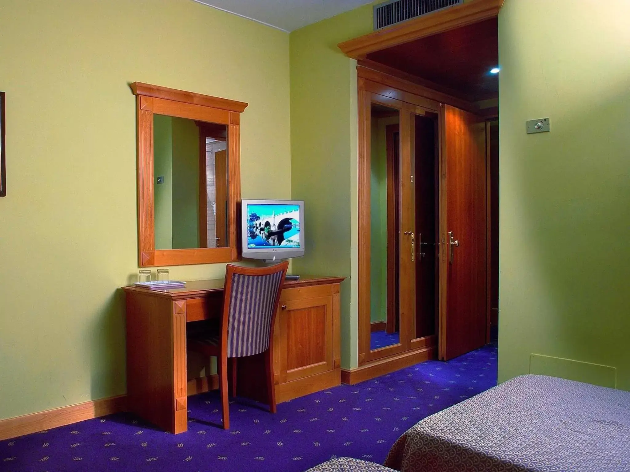 Bed, TV/Entertainment Center in Hotel Diplomatic