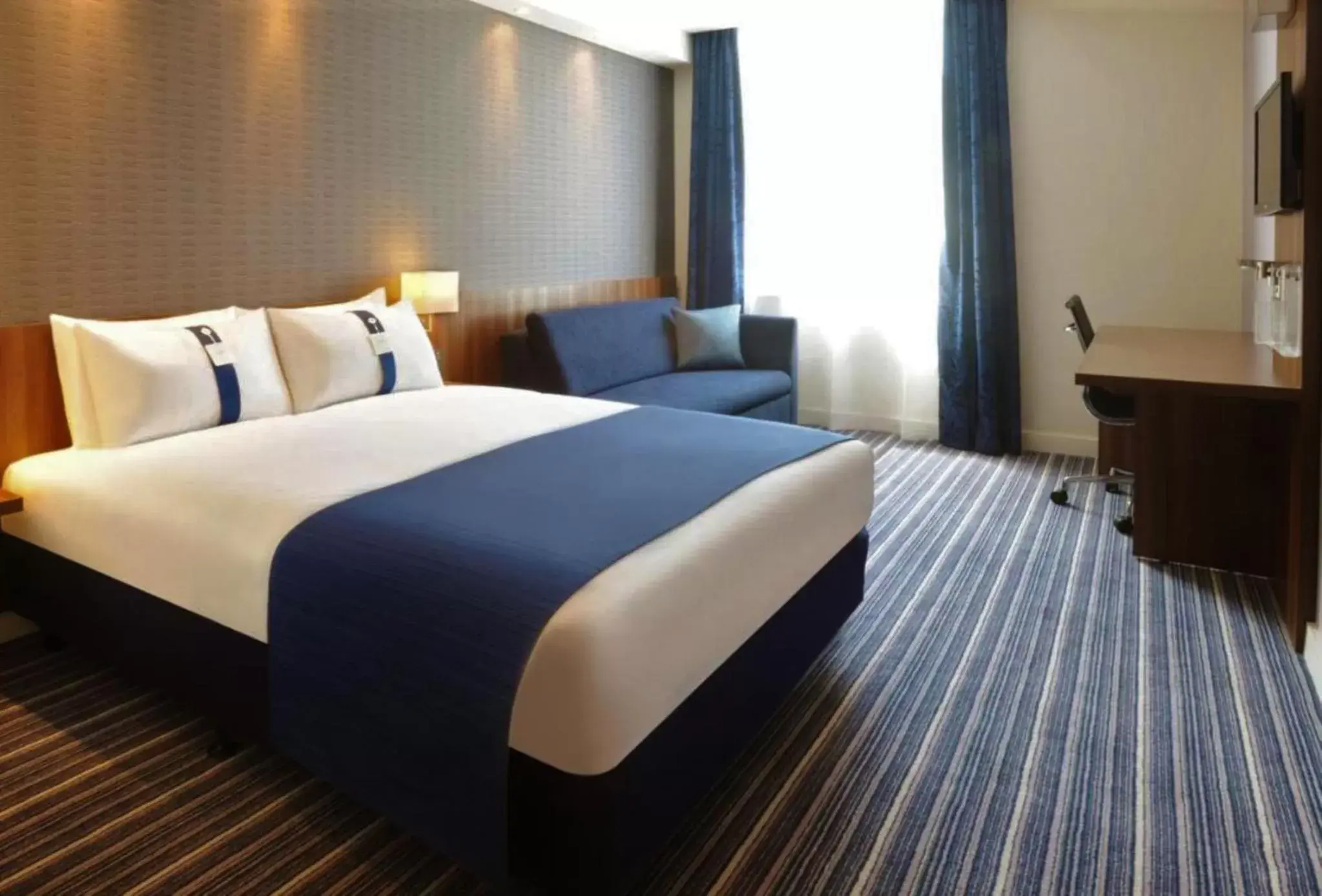 Photo of the whole room, Bed in Holiday Inn Express Poole, an IHG Hotel