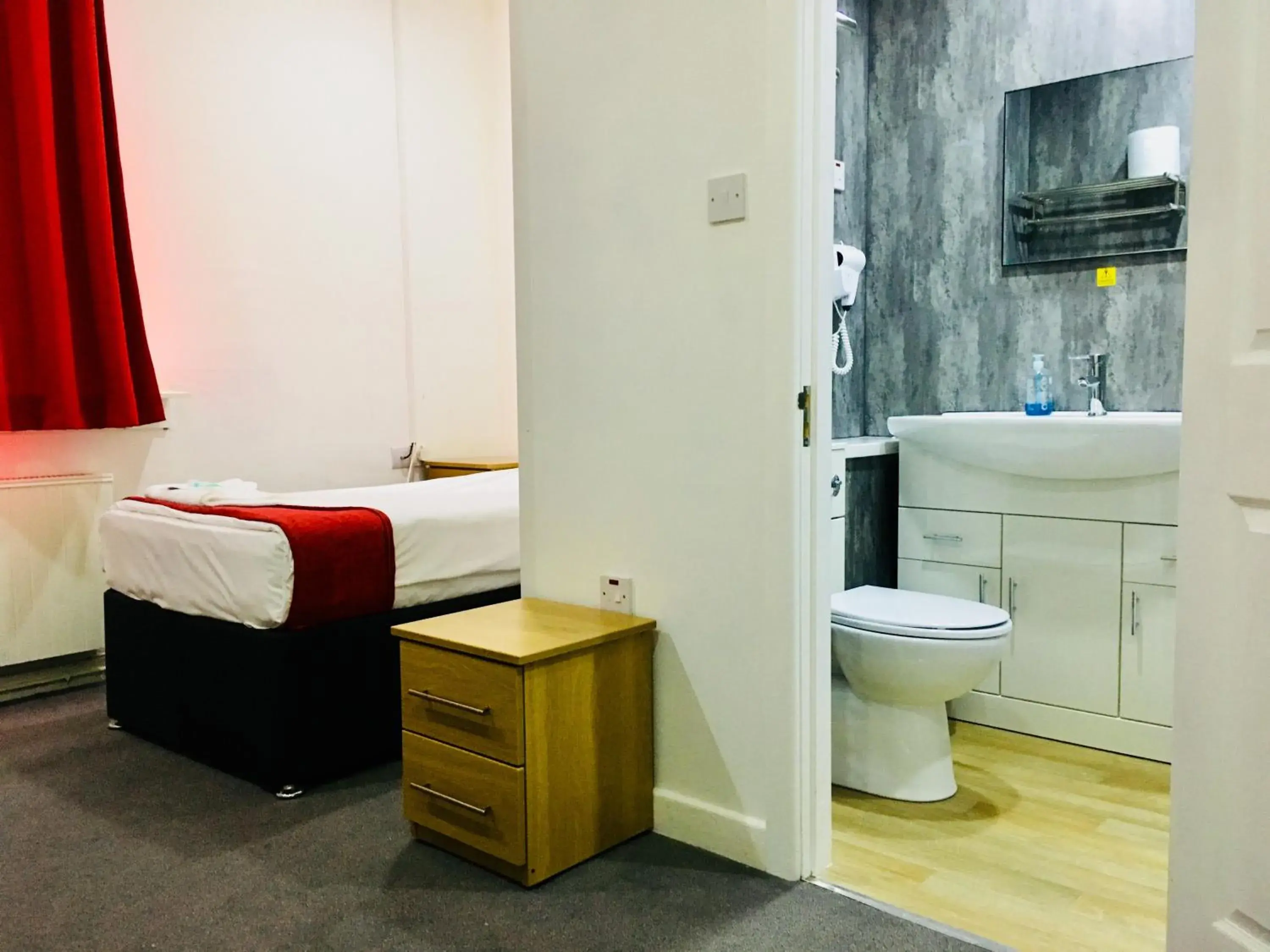 Bathroom in Hotel Express Newcastle Gateshead