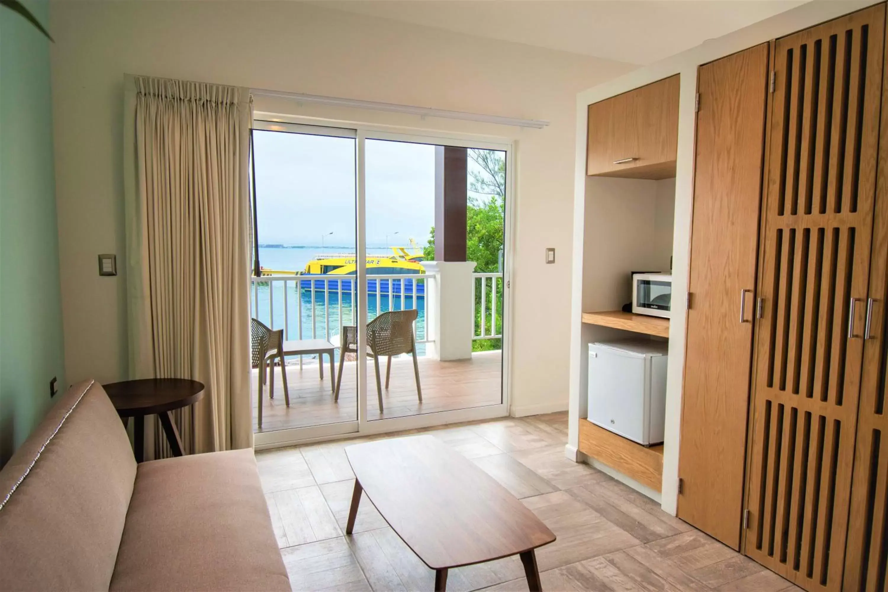 Living room in Ocean Suites Bartolome