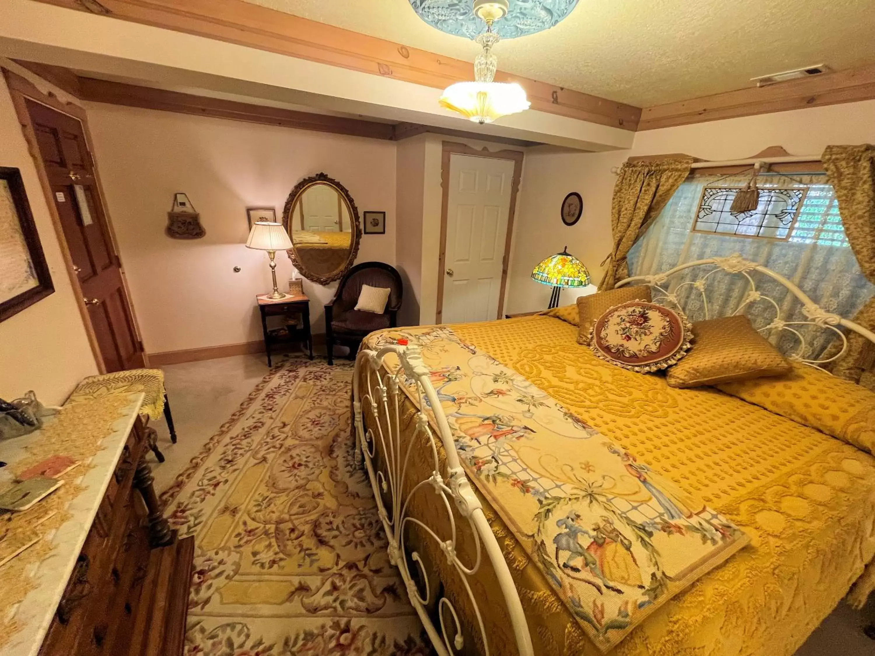 Bedroom in Big Yellow Inn