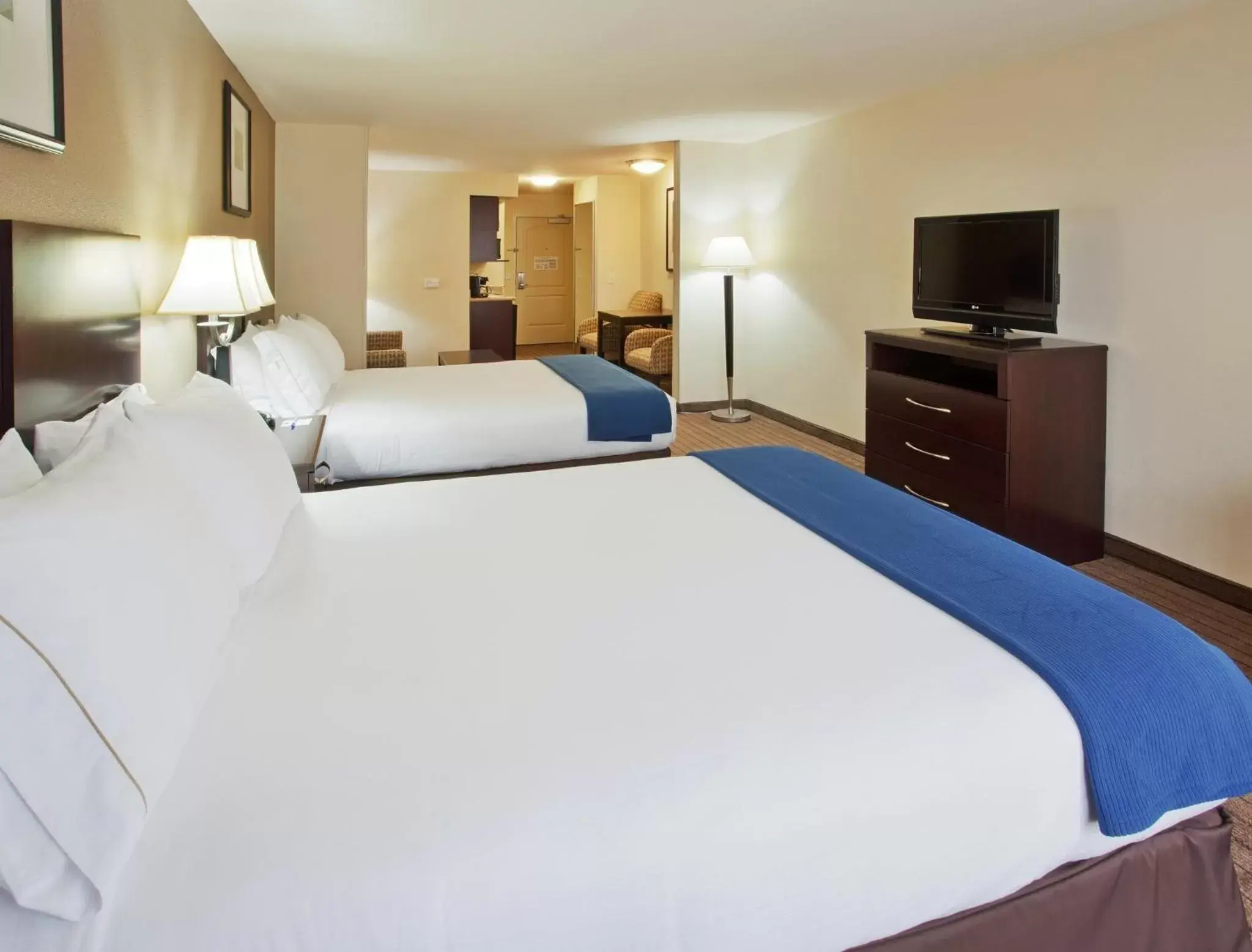 Photo of the whole room, Bed in Holiday Inn Express Hotel & Suites Merced, an IHG Hotel