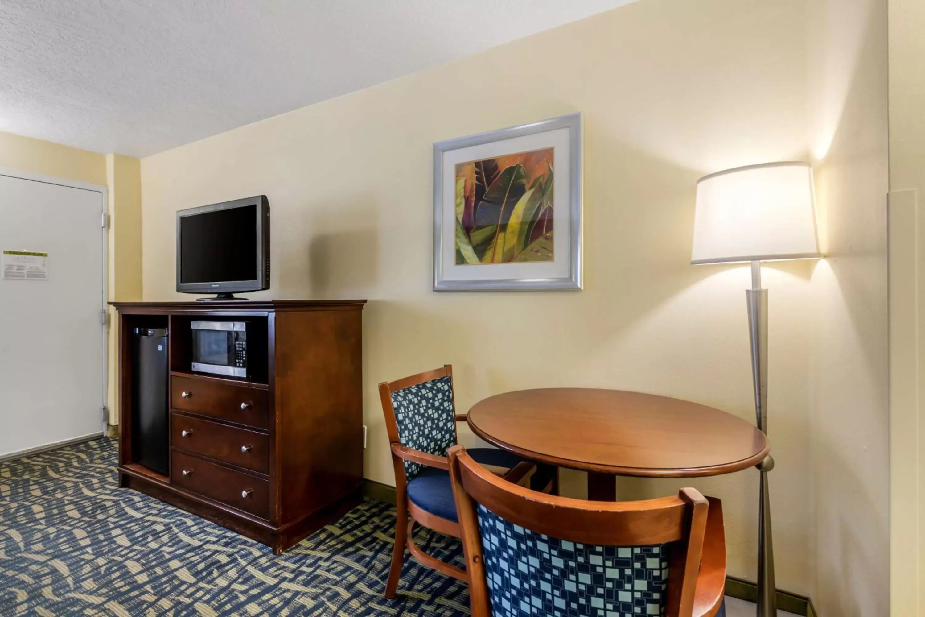 Bedroom, TV/Entertainment Center in Best Western Cocoa Beach Hotel & Suites