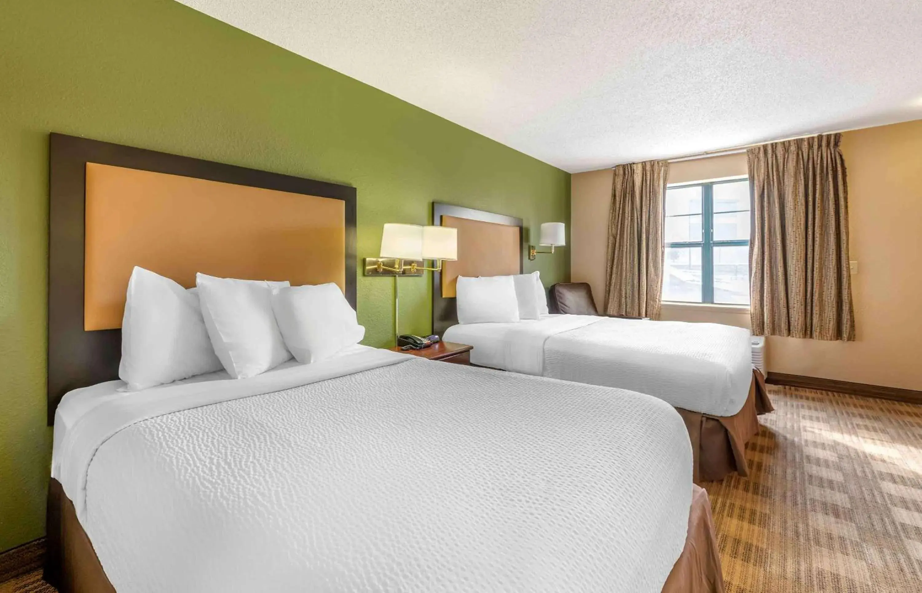 Bedroom, Bed in Extended Stay America Suites - Minneapolis - Maple Grove