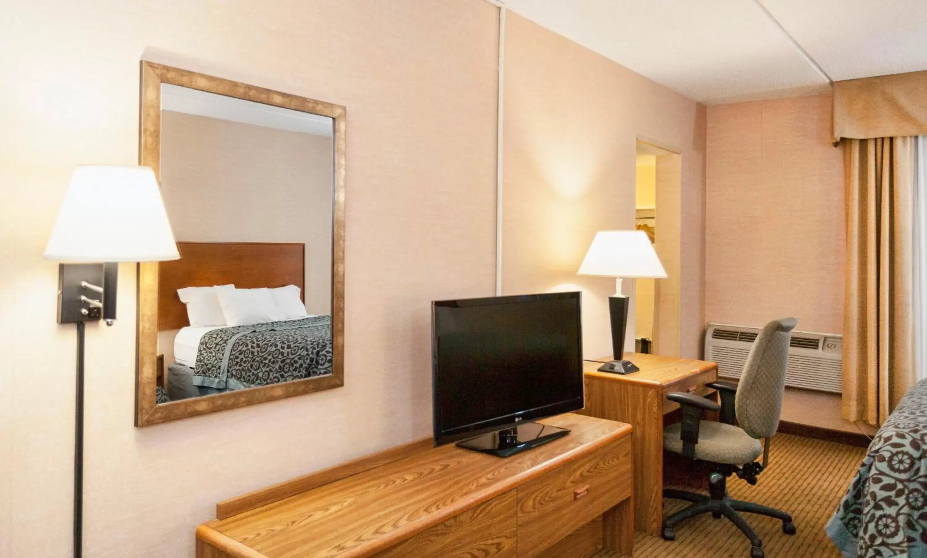 TV and multimedia, TV/Entertainment Center in Days Inn by Wyndham Duluth Lakewalk