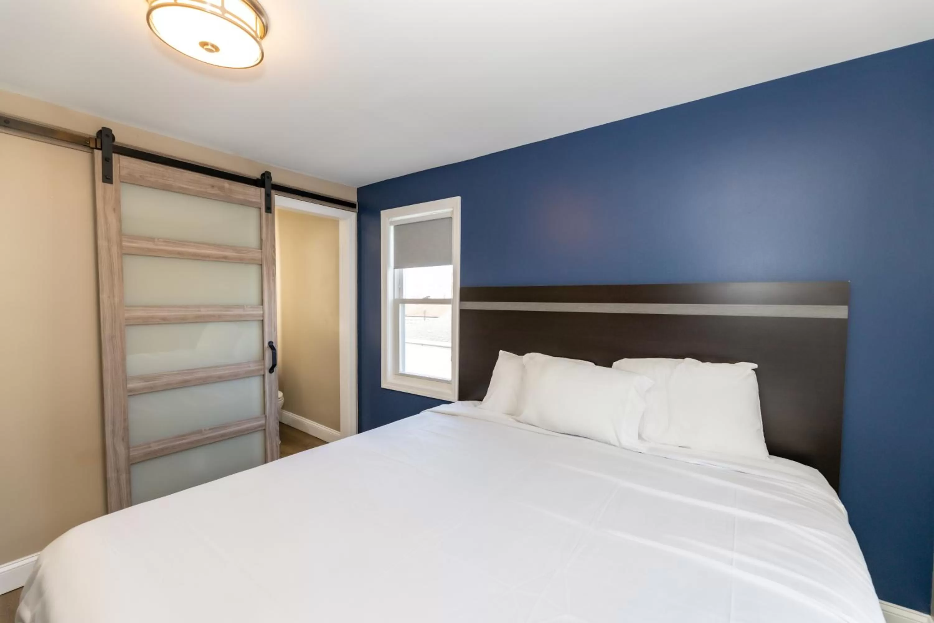 Bed in Seaside Sands Inn