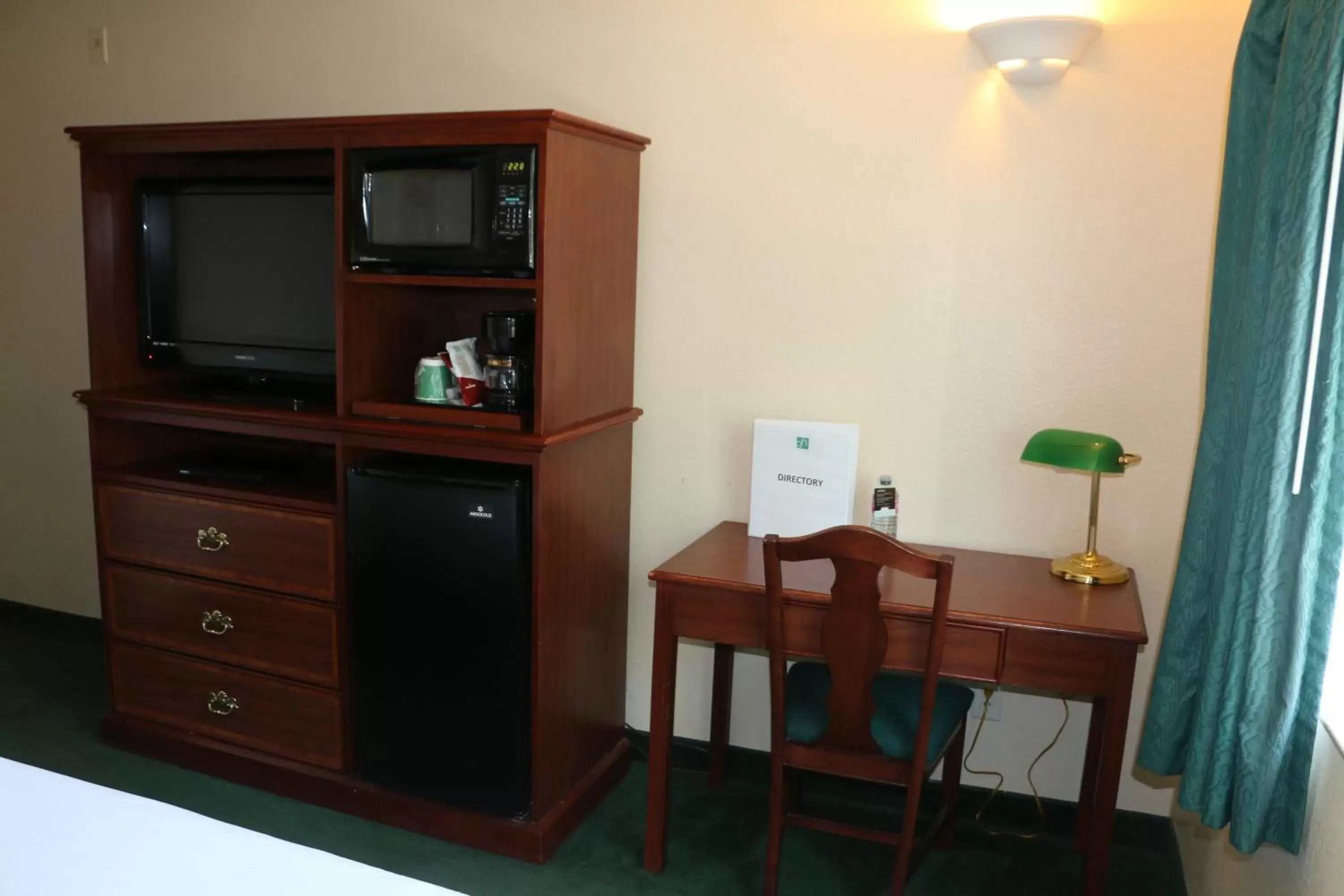 Bedroom, TV/Entertainment Center in GuestHouse Inn & Suites Kelso/Longview