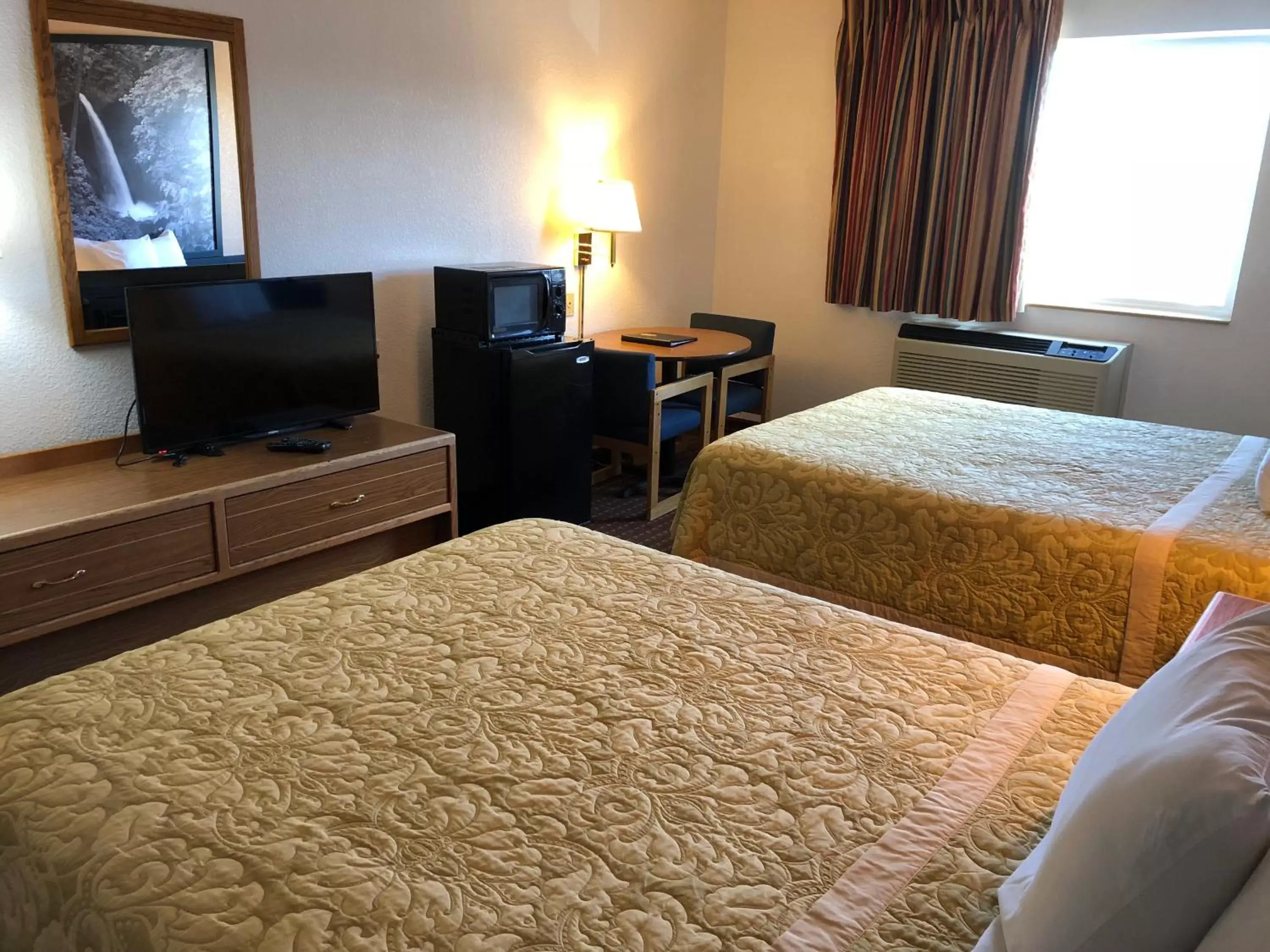 Bedroom, Bed in Super 8 by Wyndham The Dalles OR