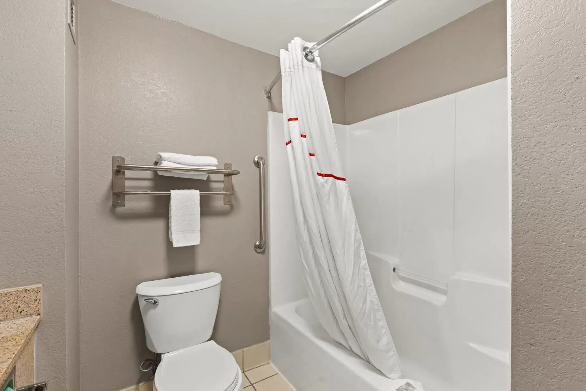 Bathroom in Red Roof Inn & Suites Newnan