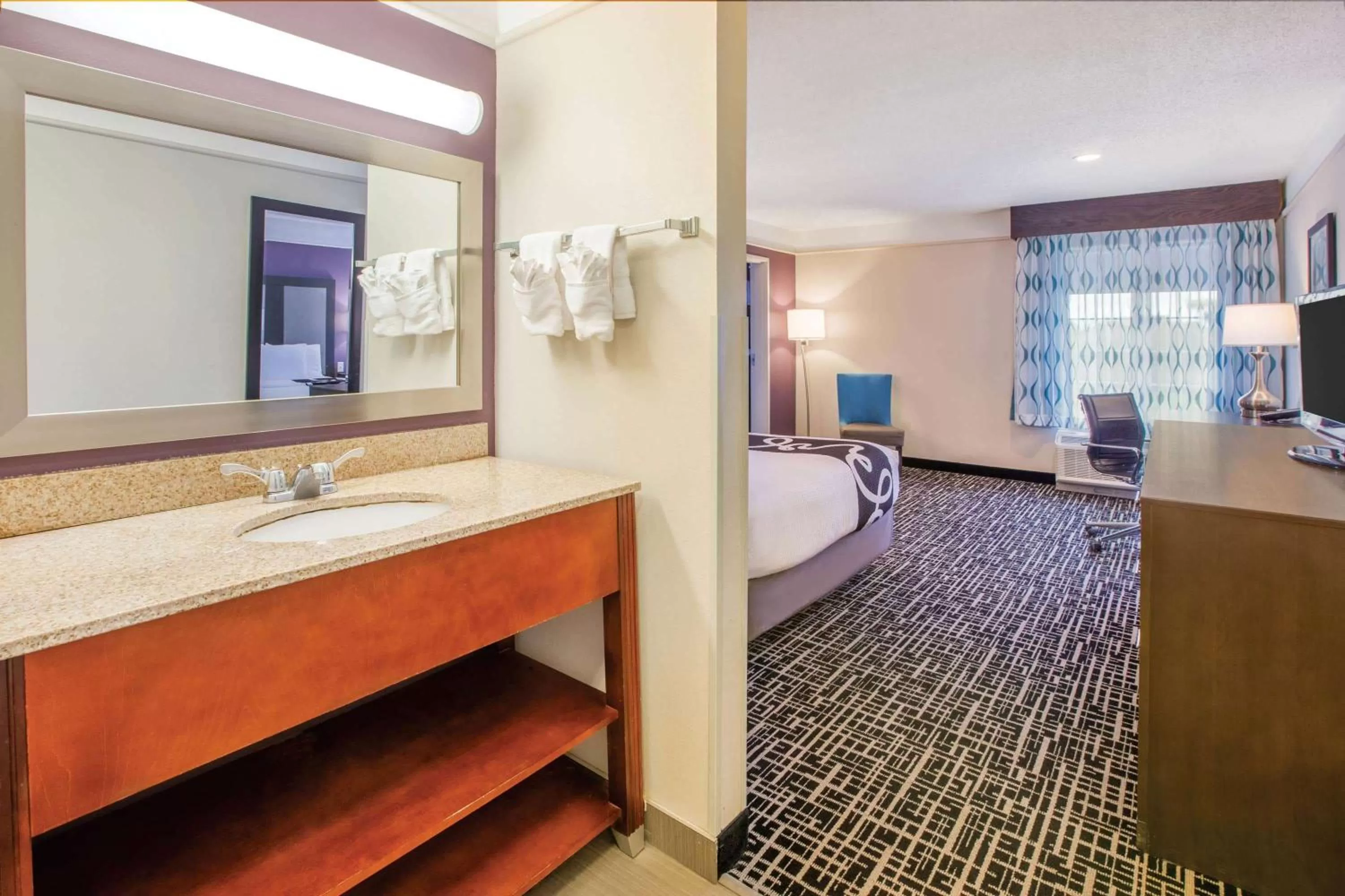 Bathroom, Bed in La Quinta by Wyndham Cincinnati Airport Florence