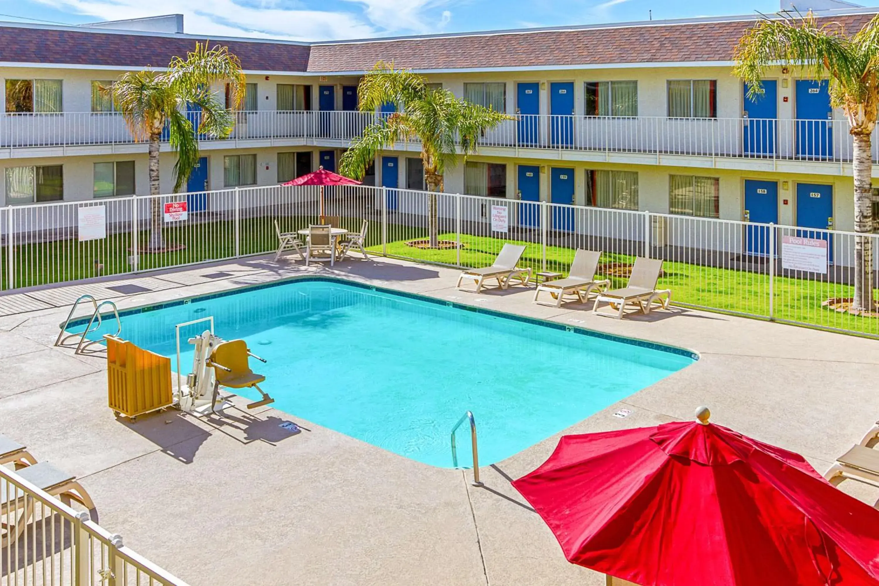 Day, Swimming Pool in Motel 6-Phoenix, AZ - North Bell Road